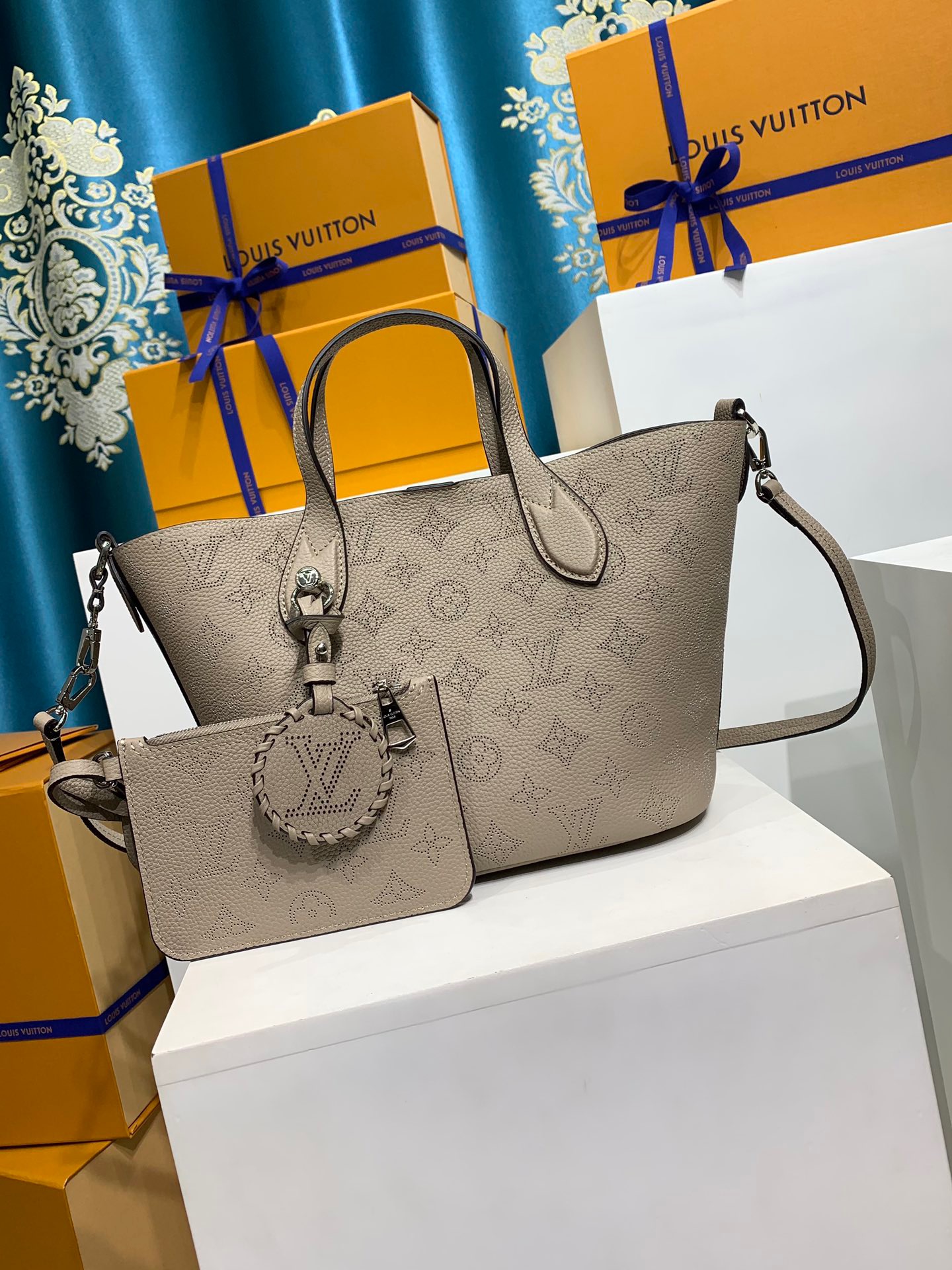 LOUIS VUITTON BLOSSOM PM M21849