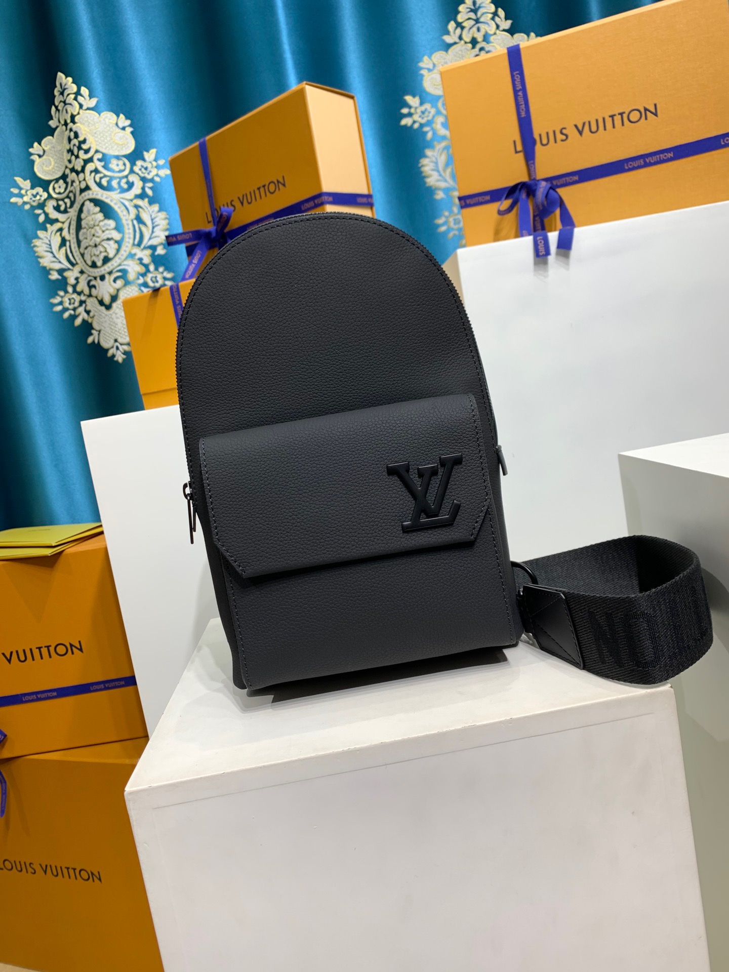 LOUIS VUITTON Pilot Slingbag M23736