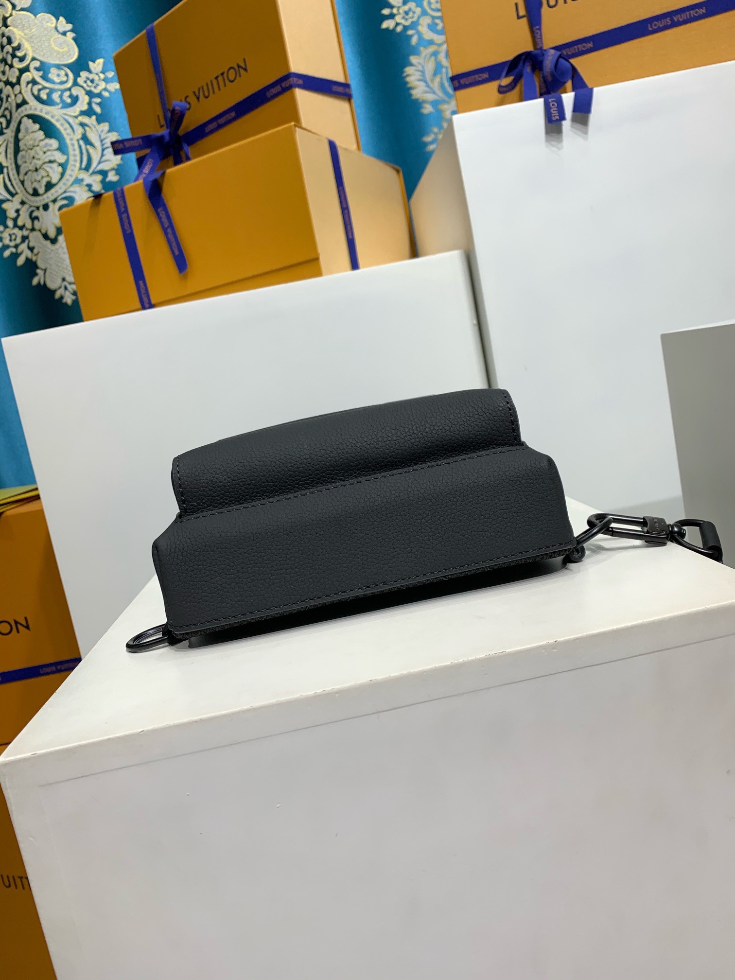 LOUIS VUITTON Pilot Slingbag M23736