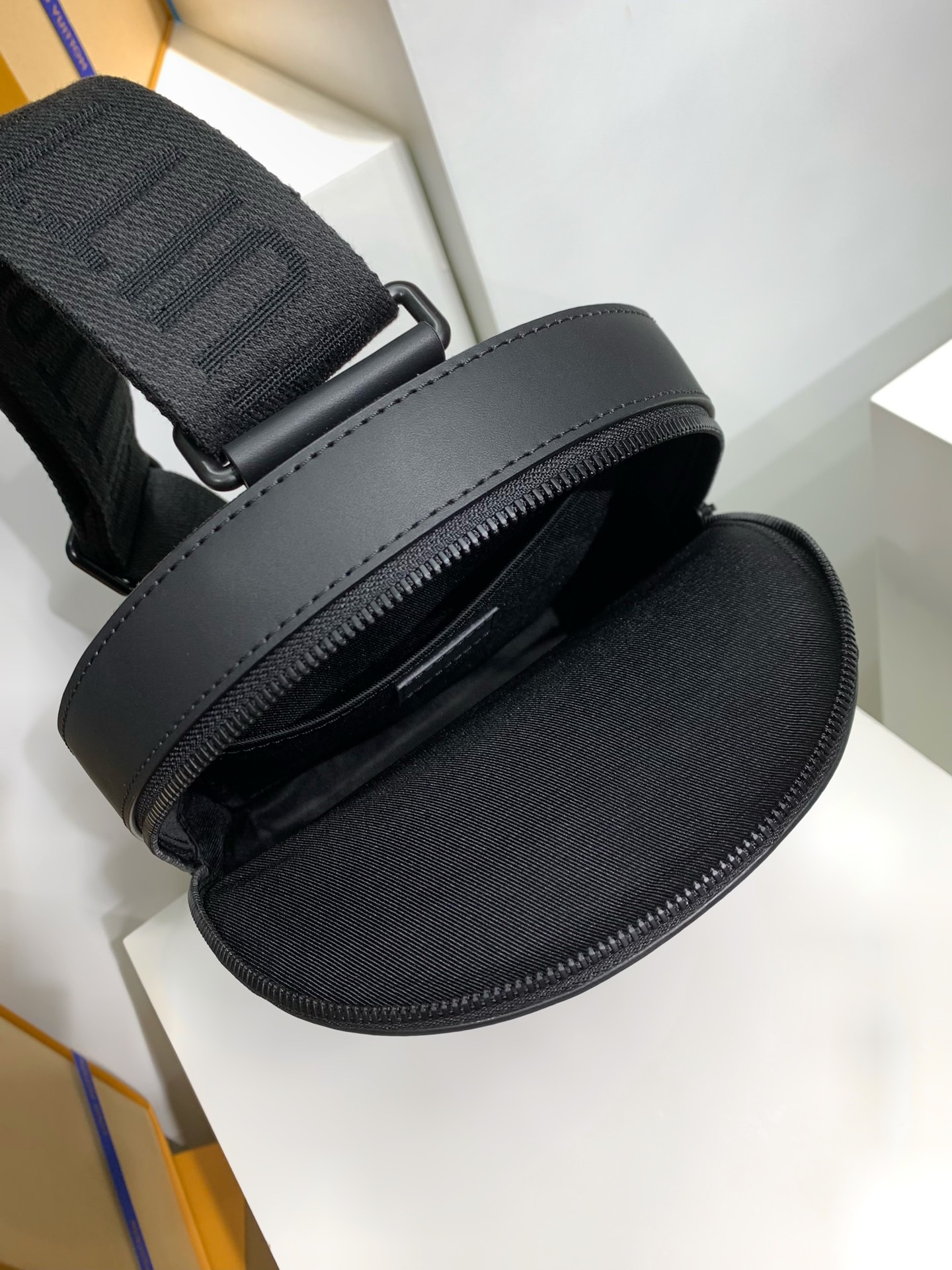 LOUIS VUITTON Pilot Slingbag M23736