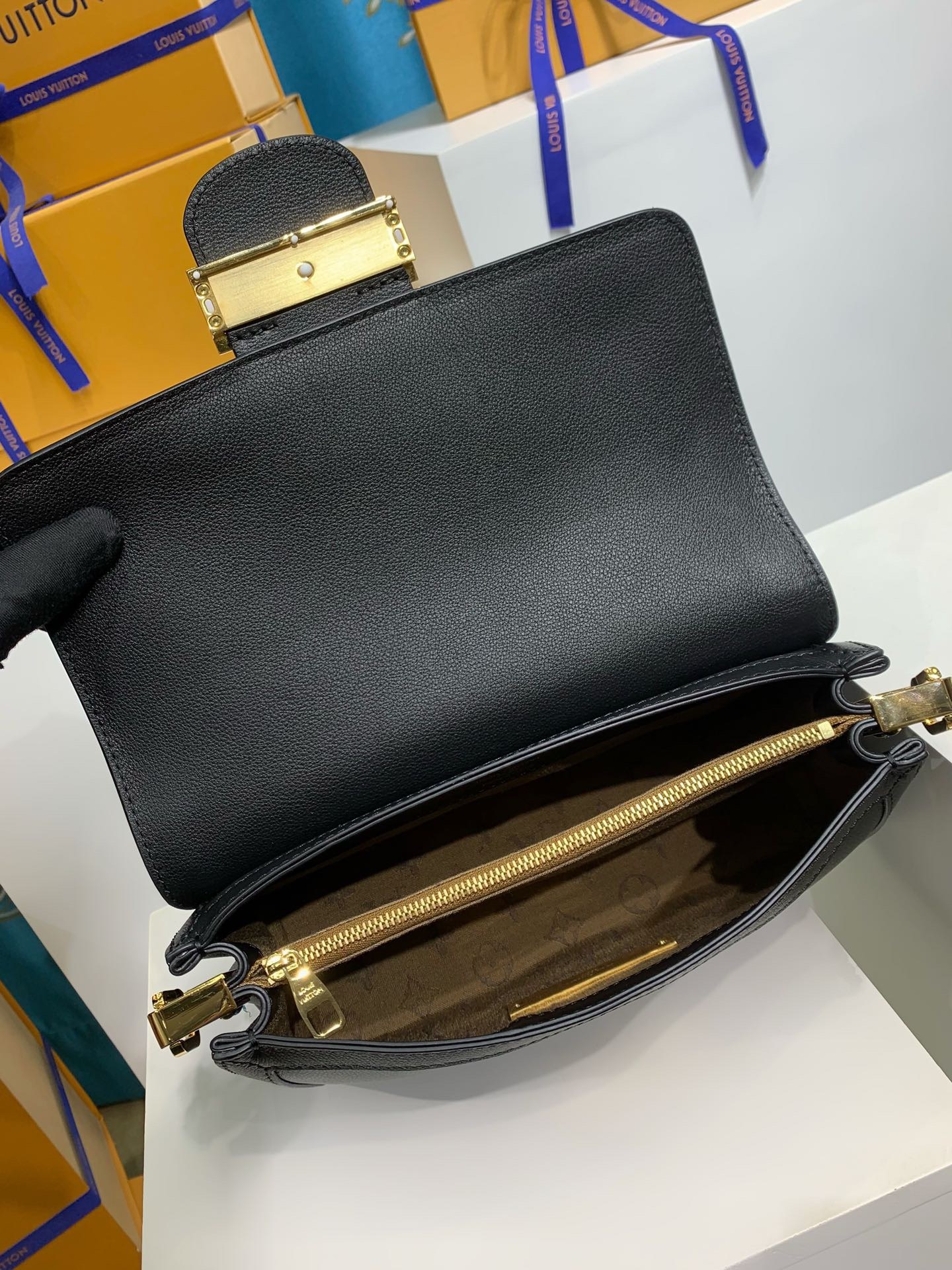 LOUIS VUITTON Dauphine Soft MM M25209