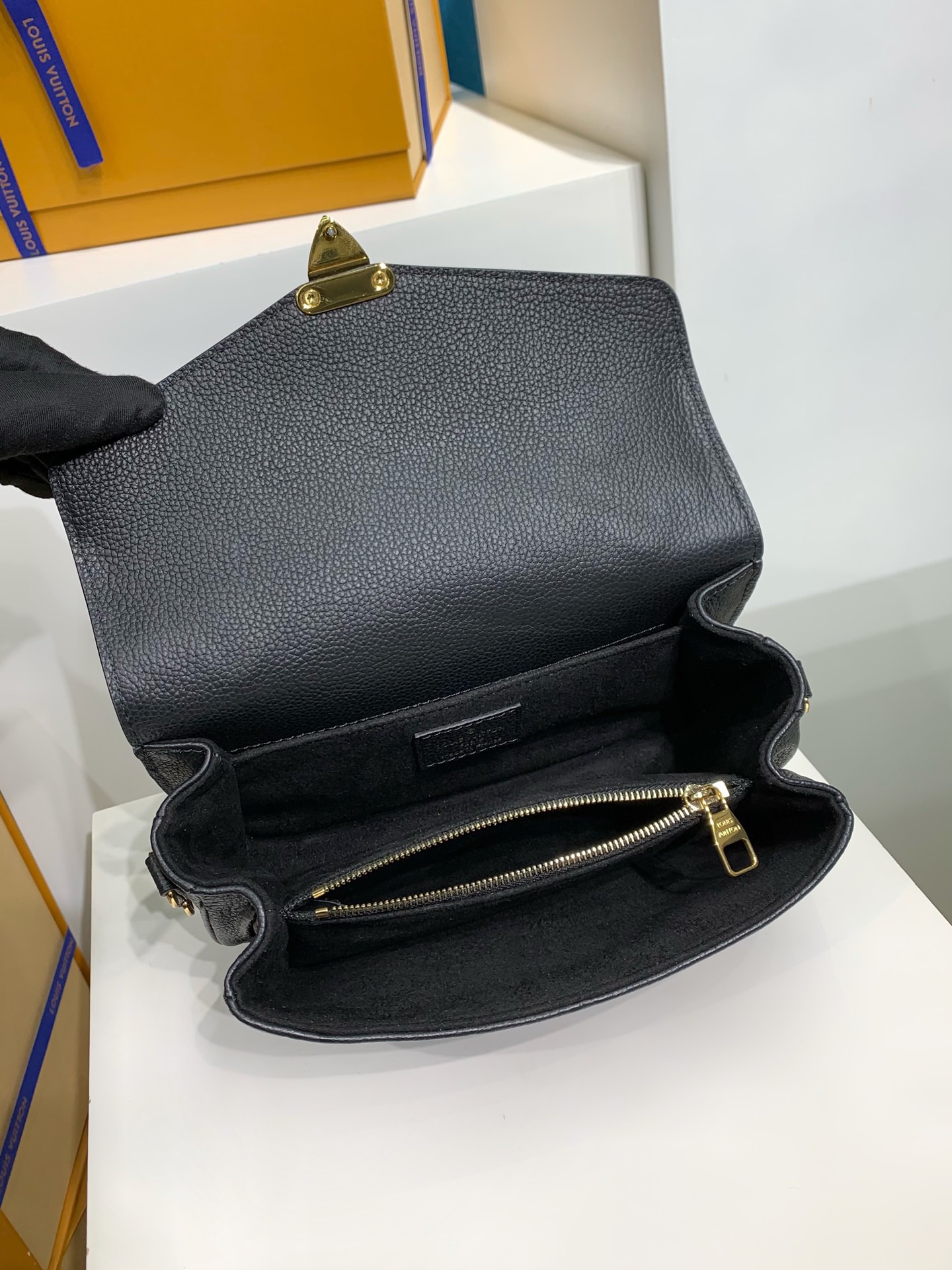 LOUIS VUITTON Pochette Metis East West Bag M46595
