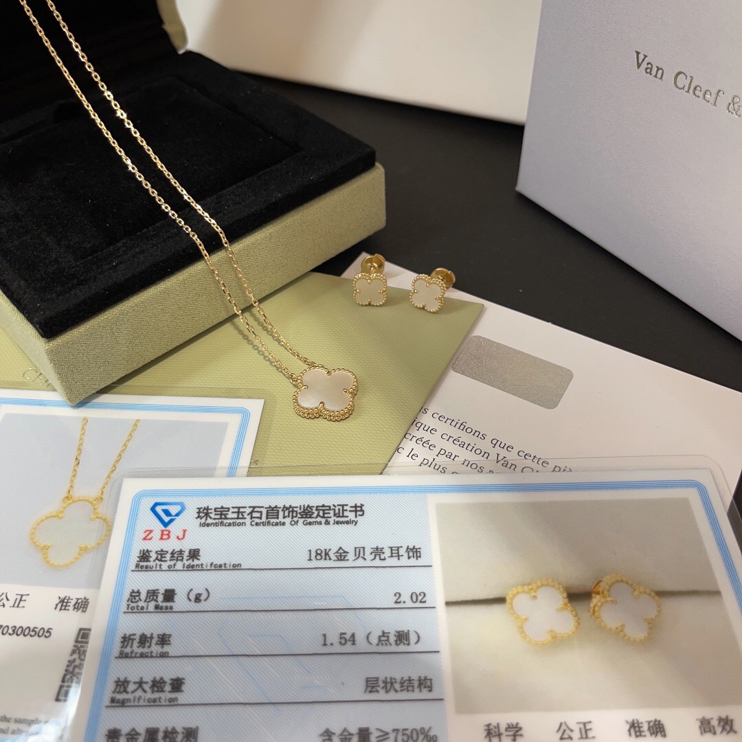 Van Cleef & Arpels Vintage Alhambra NECKLACES& PENDANTS