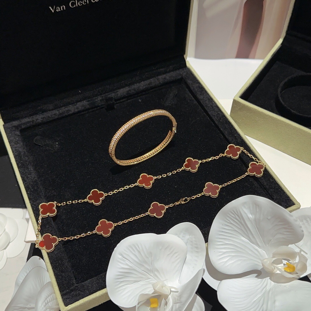 Van Cleef & Arpels Vintage Alhambra NECKLACES& PENDANTS