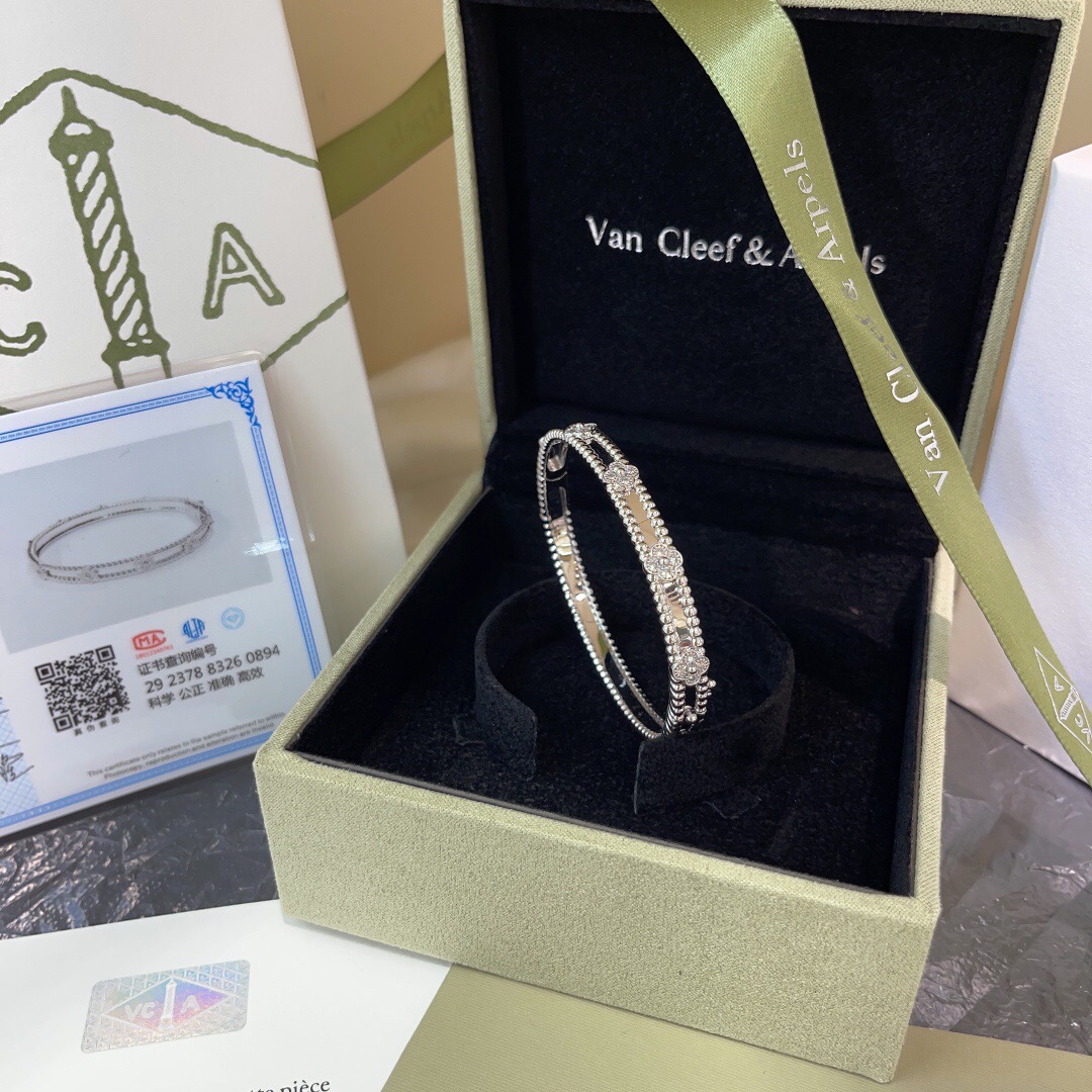 Van Cleef & Arpels Vintage Alhambra NECKLACES& PENDANTS