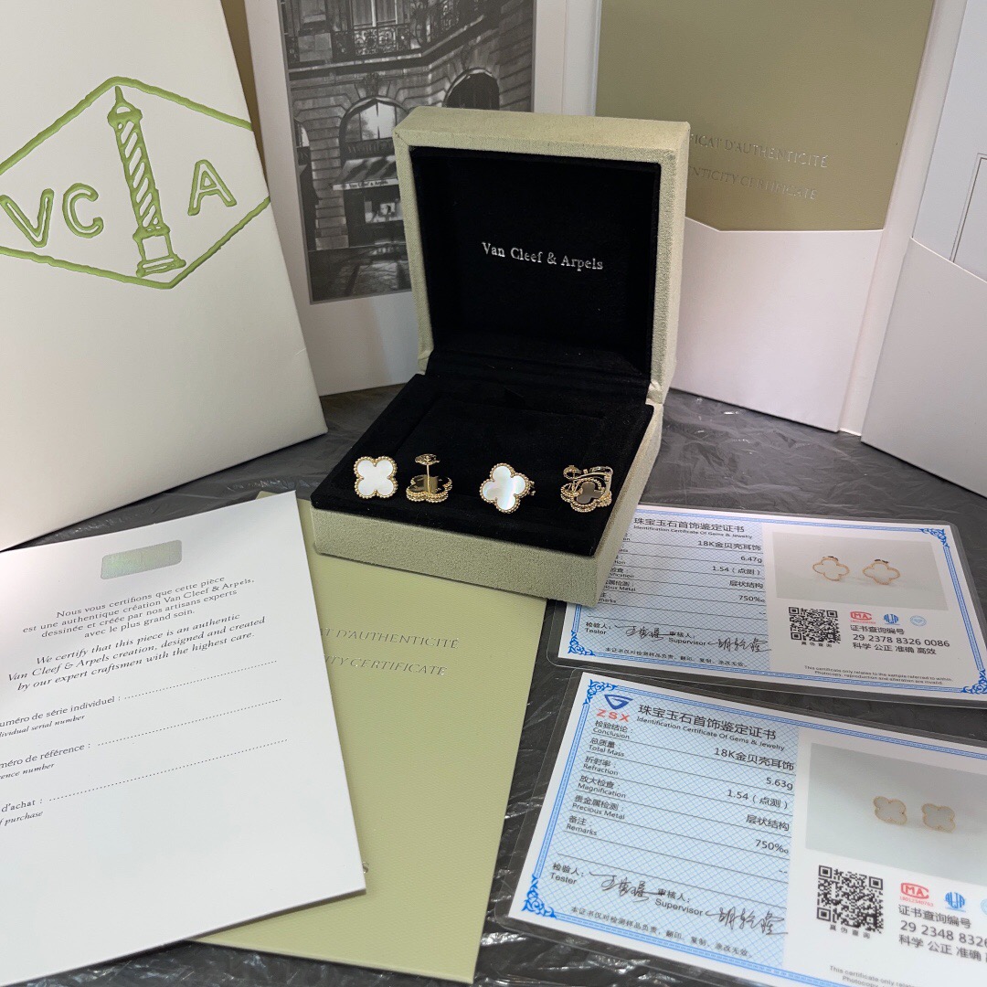 Van Cleef & Arpels Vintage Alhambra NECKLACES& PENDANTS