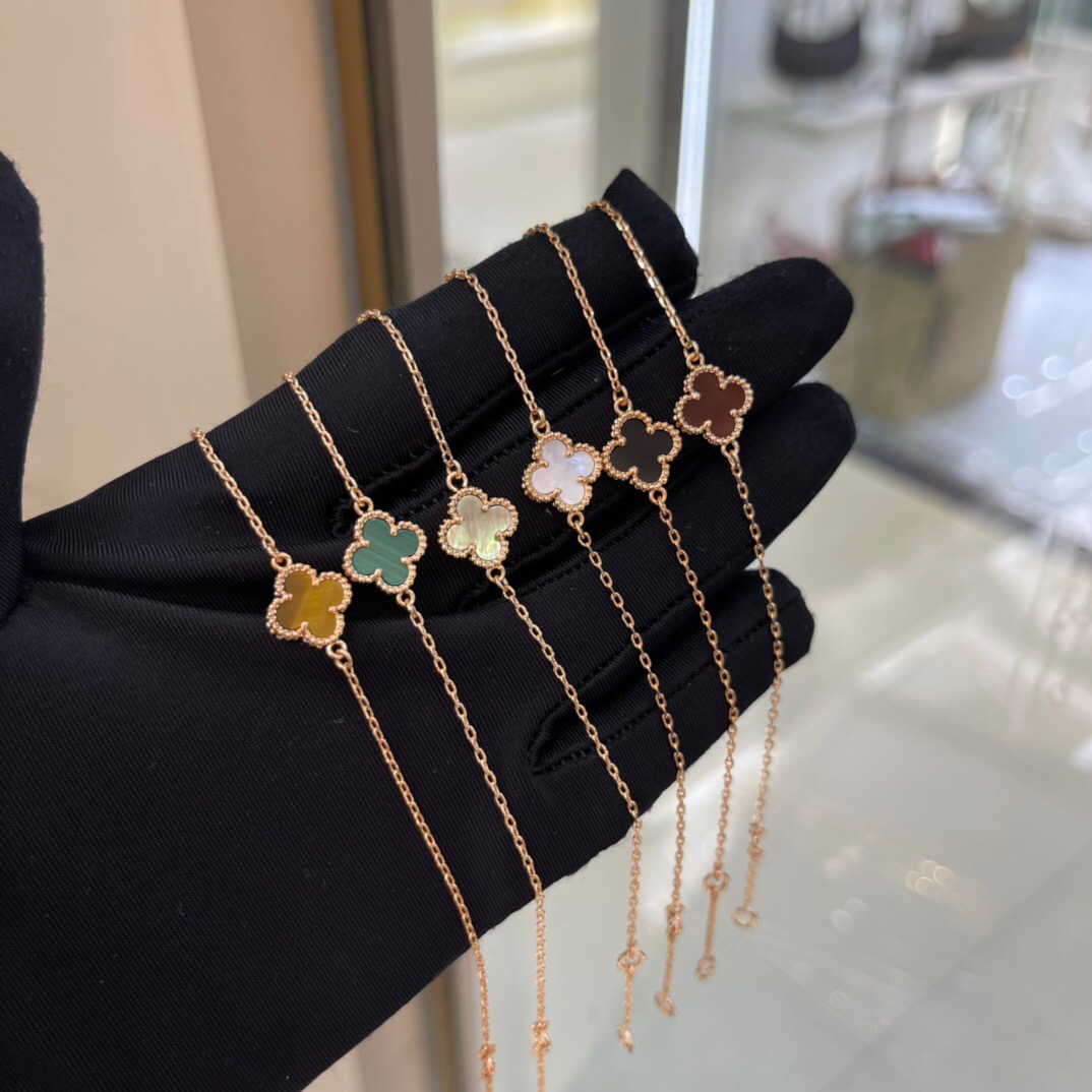 Van Cleef & Arpels Vintage Alhambra NECKLACES& PENDANTS