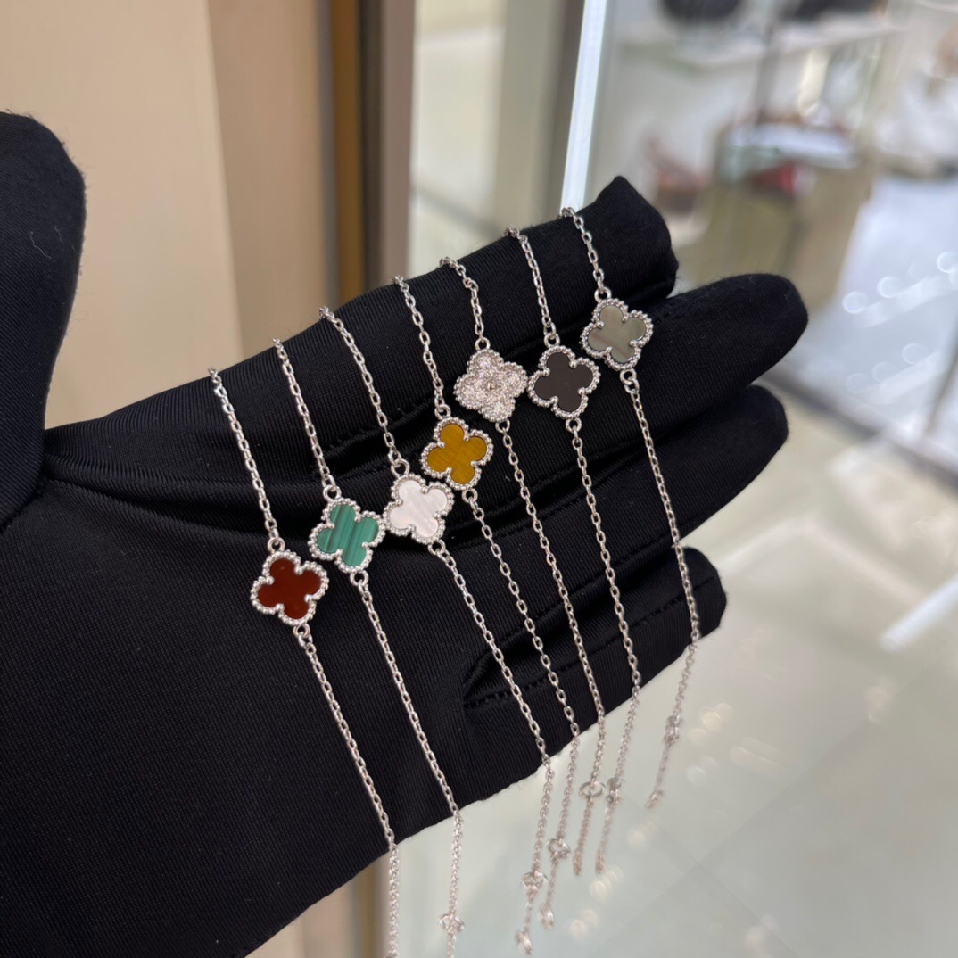 Van Cleef & Arpels Vintage Alhambra NECKLACES& PENDANTS
