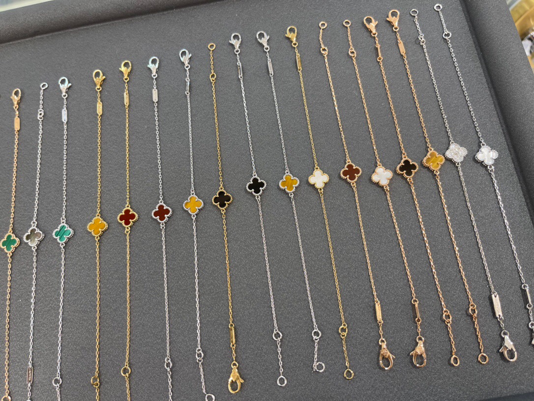 Van Cleef & Arpels Vintage Alhambra NECKLACES& PENDANTS