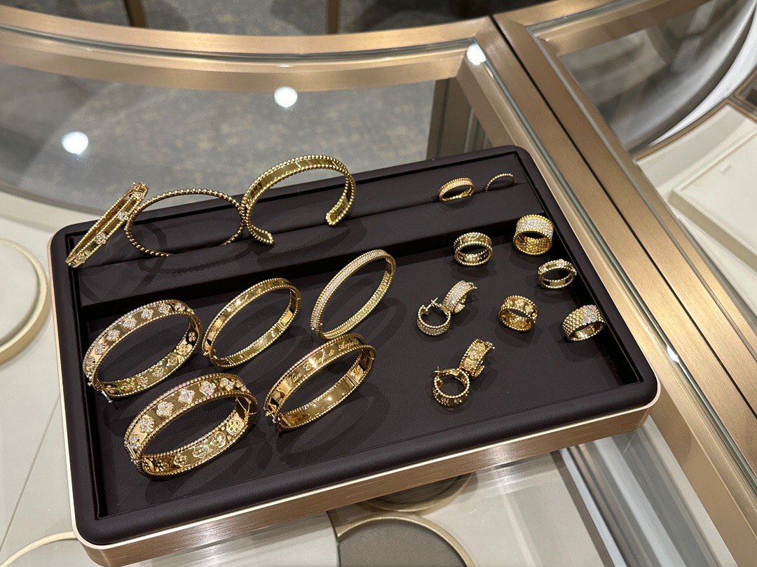 Van Cleef & Arpels Vintage Alhambra NECKLACES& PENDANTS