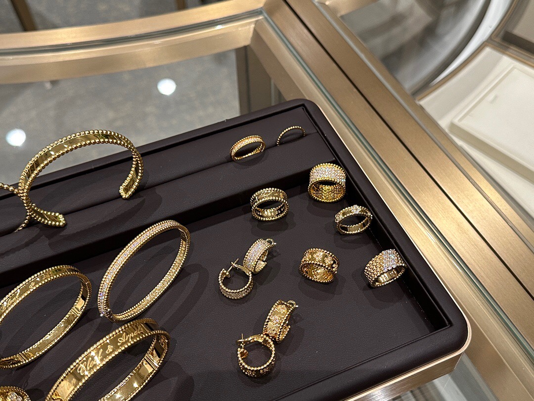 Van Cleef & Arpels Vintage Alhambra NECKLACES& PENDANTS