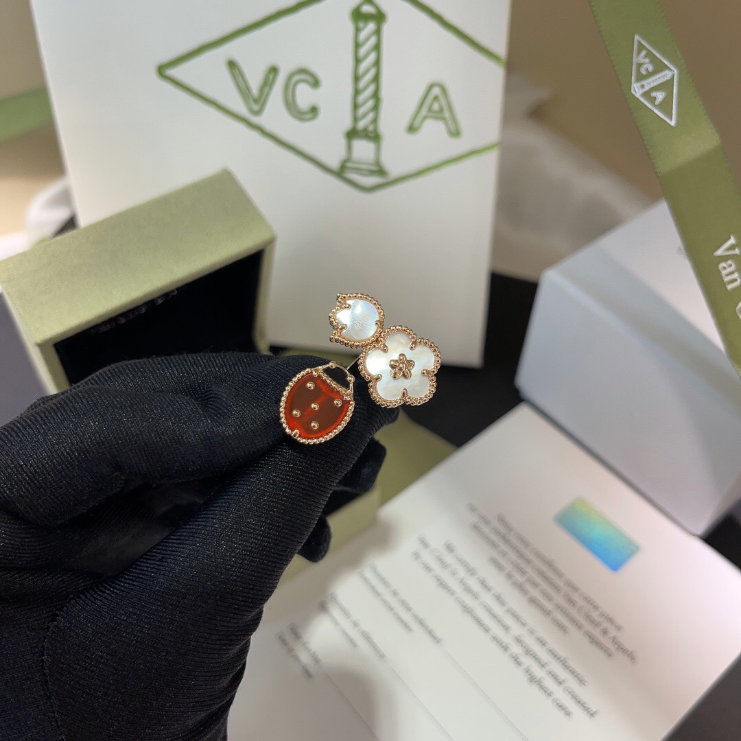 Van Cleef & Arpels Vintage Alhambra NECKLACES& PENDANTS