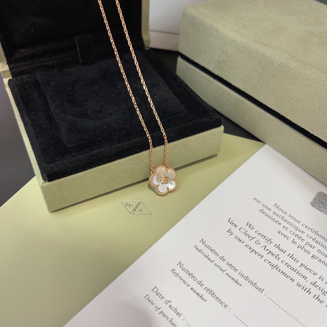 Van Cleef & Arpels Vintage Alhambra NECKLACES& PENDANTS