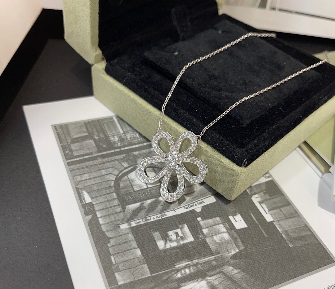 Van Cleef & Arpels Vintage Alhambra NECKLACES& PENDANTS