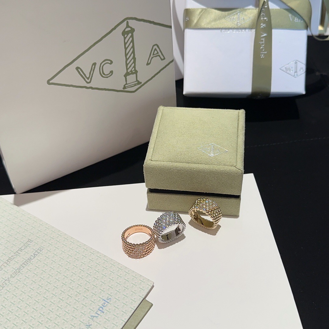 Van Cleef & Arpels Vintage Alhambra NECKLACES& PENDANTS