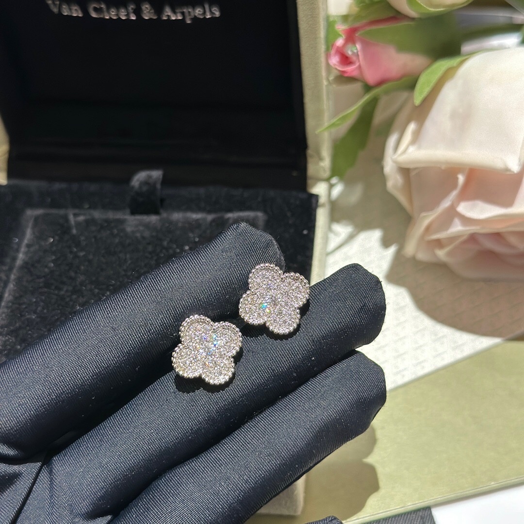 Van Cleef & Arpels Vintage Alhambra NECKLACES& PENDANTS