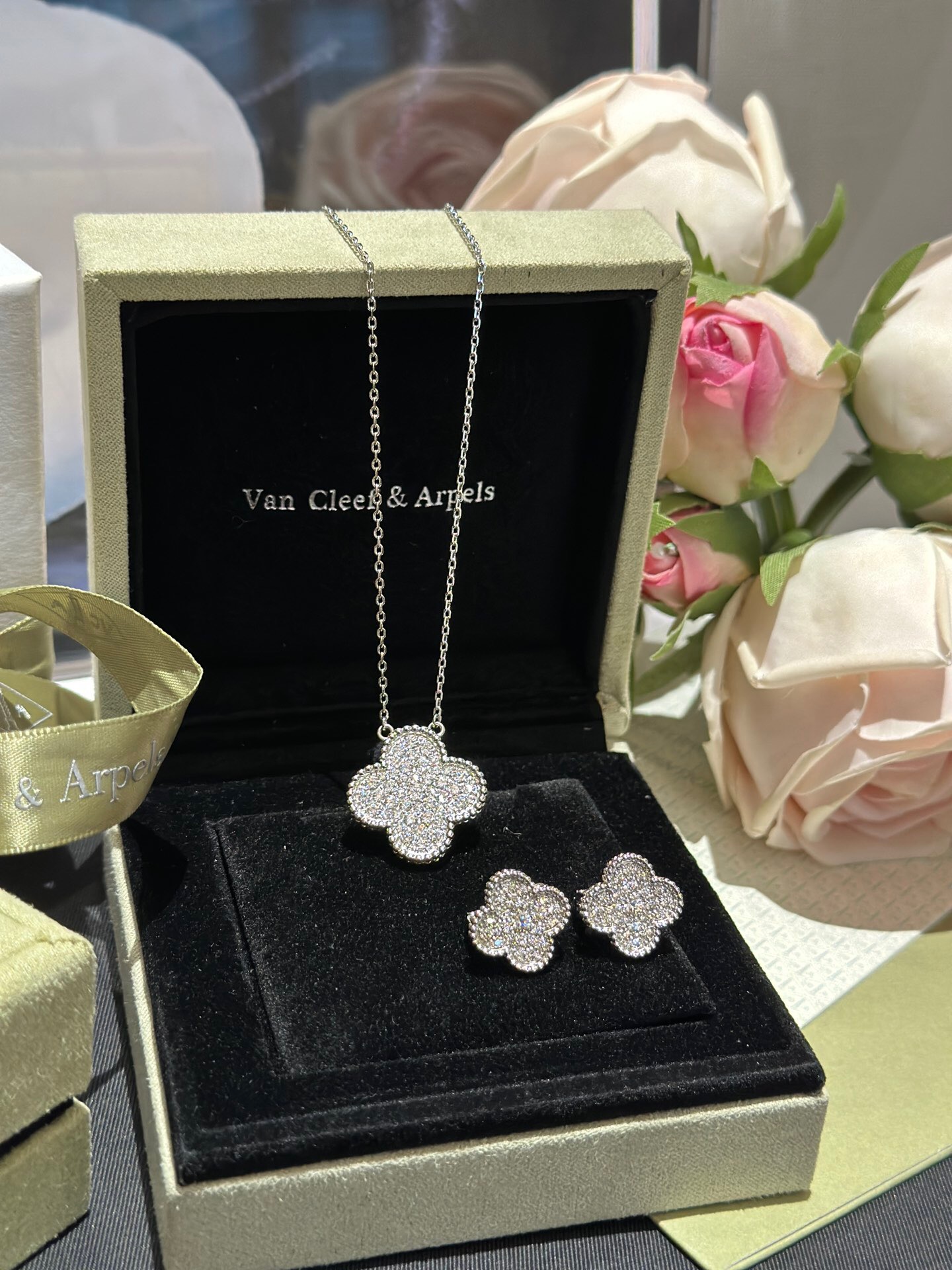 Van Cleef & Arpels Vintage Alhambra NECKLACES& PENDANTS
