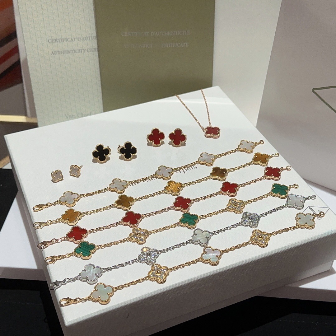 Van Cleef & Arpels Vintage Alhambra NECKLACES& PENDANTS