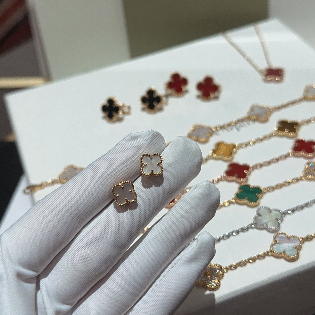 Van Cleef & Arpels Vintage Alhambra NECKLACES& PENDANTS