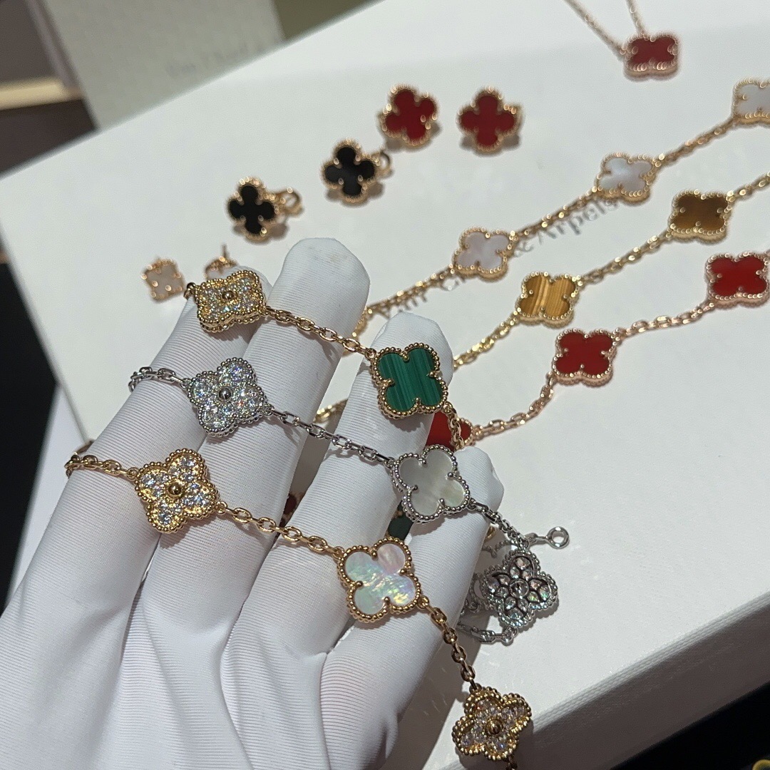 Van Cleef & Arpels Vintage Alhambra NECKLACES& PENDANTS