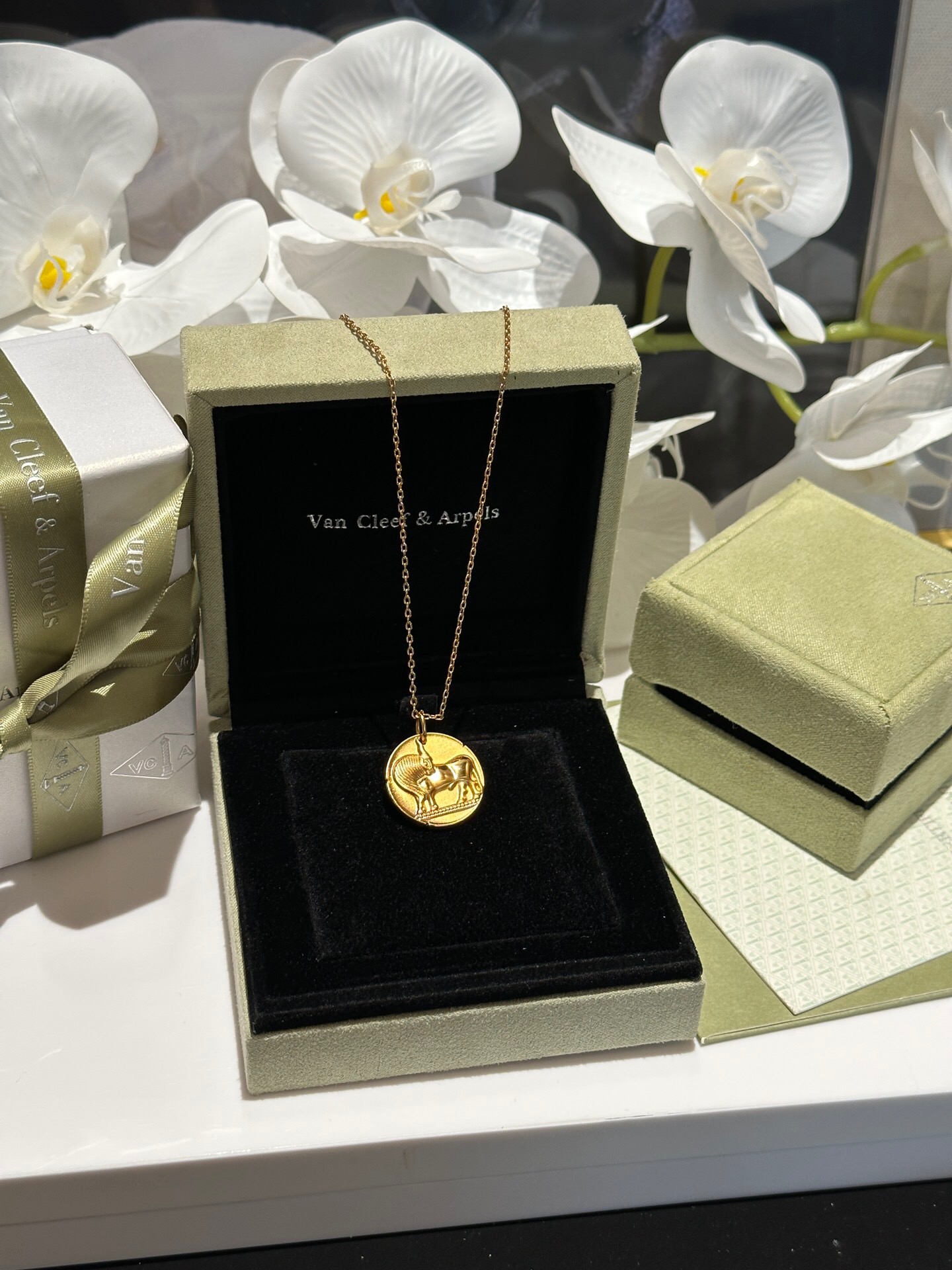 Van Cleef & Arpels Vintage Alhambra NECKLACES& PENDANTS