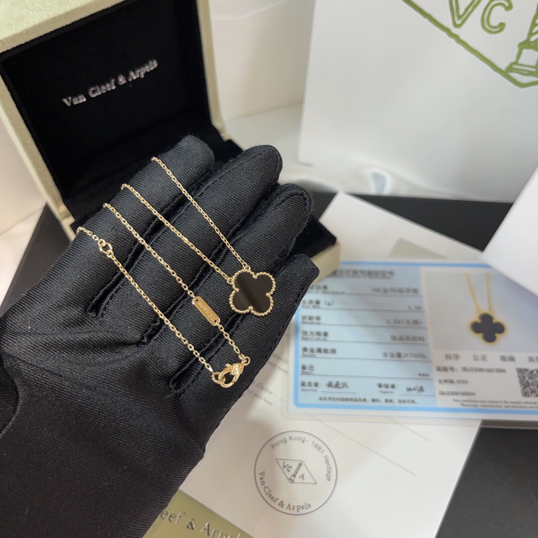 Van Cleef & Arpels Vintage Alhambra NECKLACES& PENDANTS