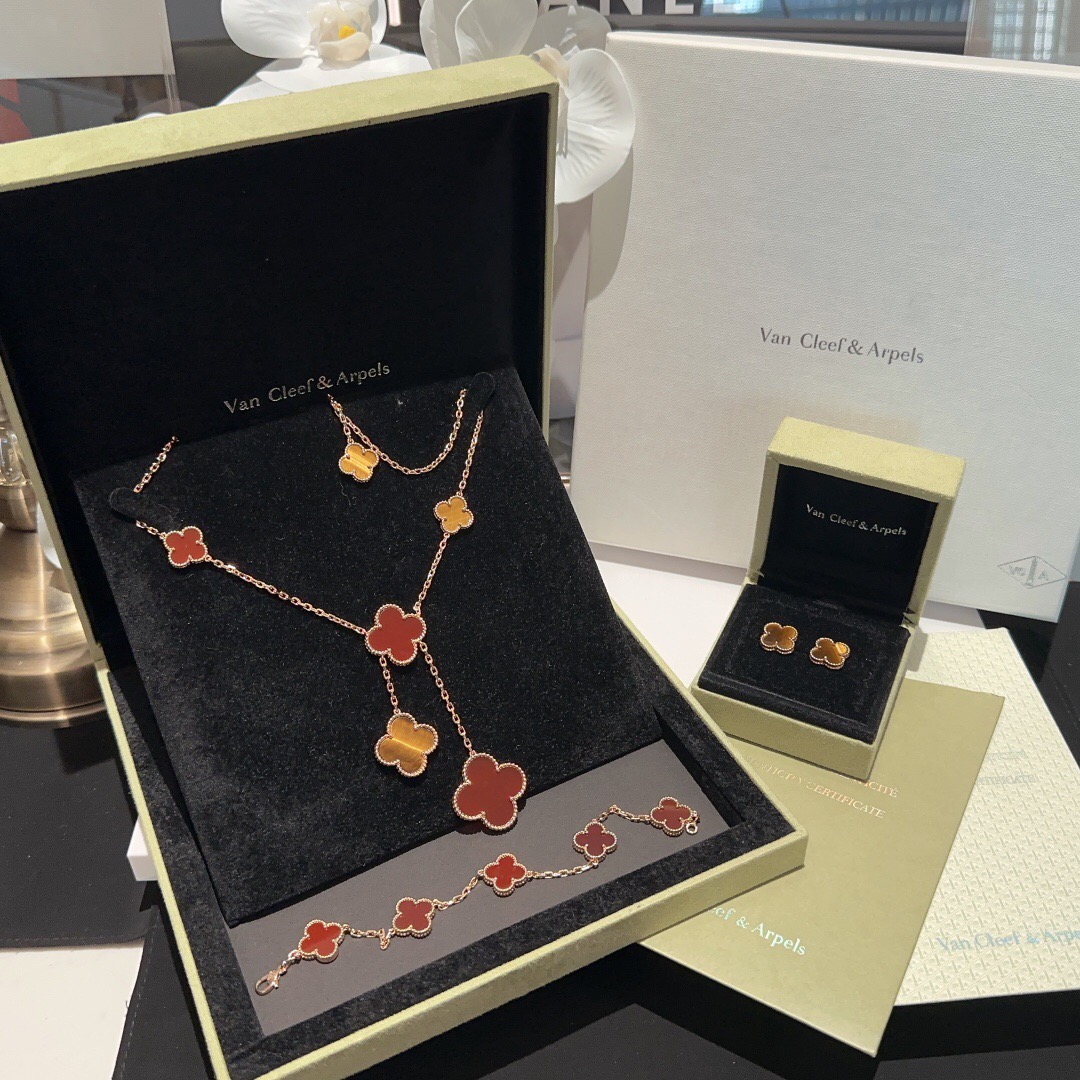 Van Cleef & Arpels Vintage Alhambra NECKLACES& PENDANTS
