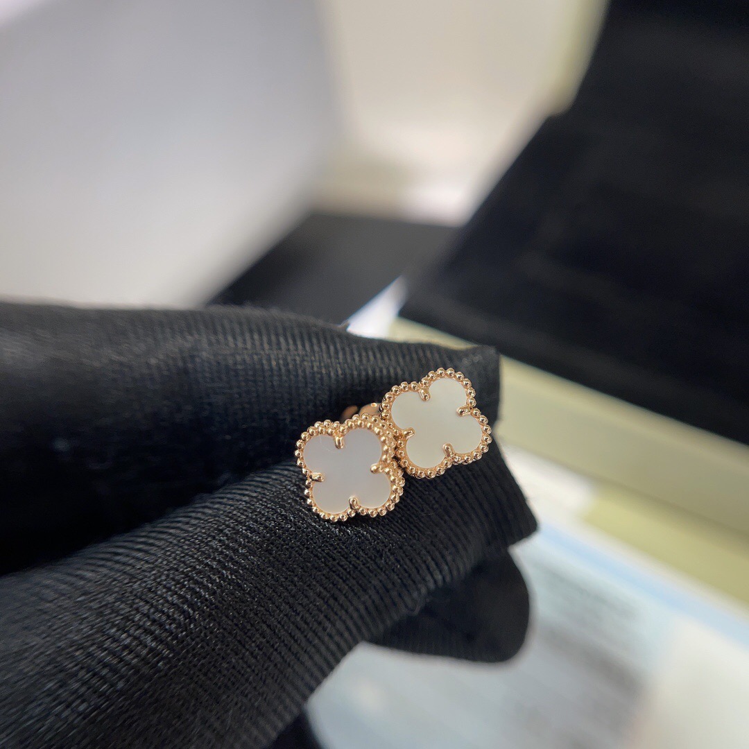 Van Cleef & Arpels Vintage Alhambra NECKLACES& PENDANTS