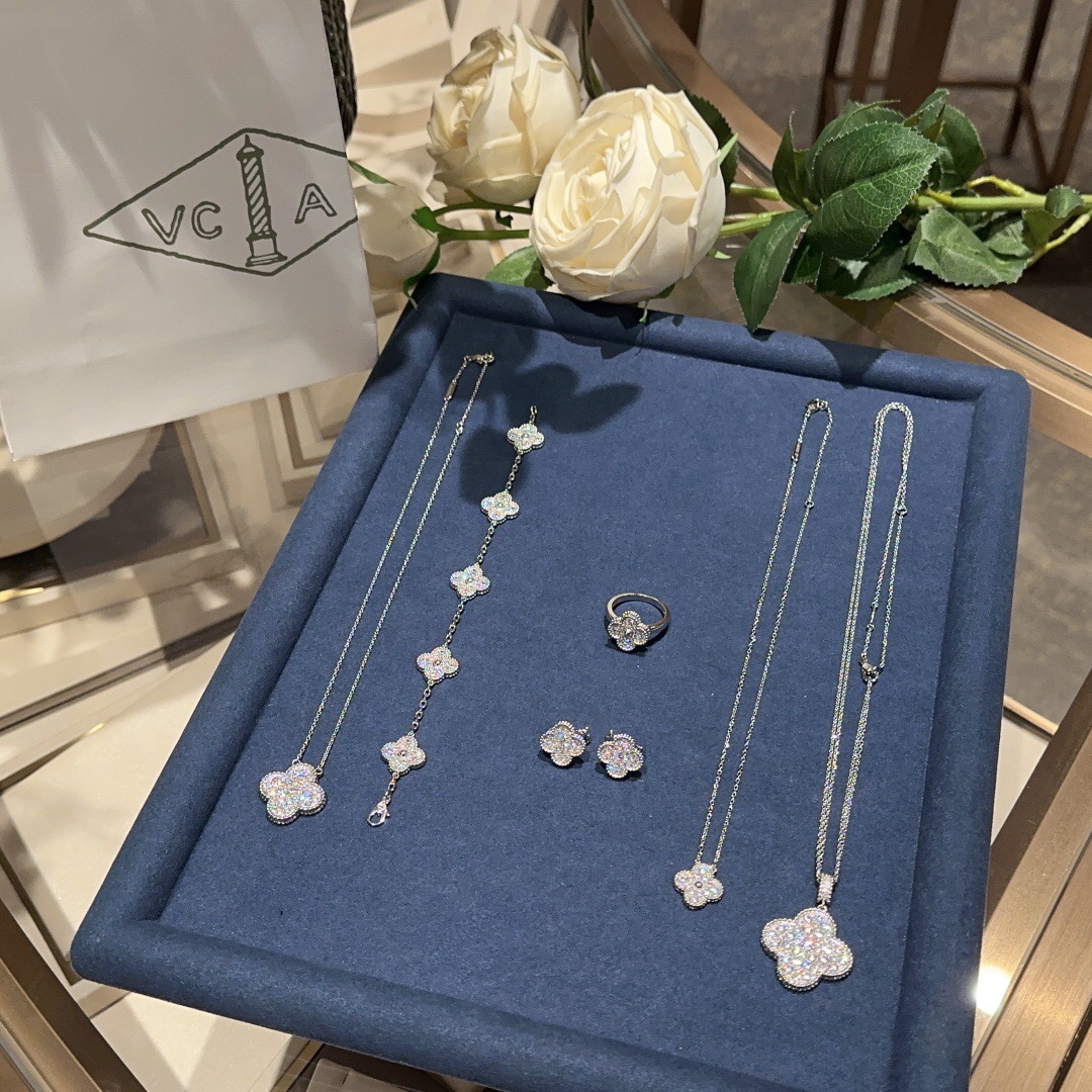 Van Cleef & Arpels Vintage Alhambra NECKLACES& PENDANTS