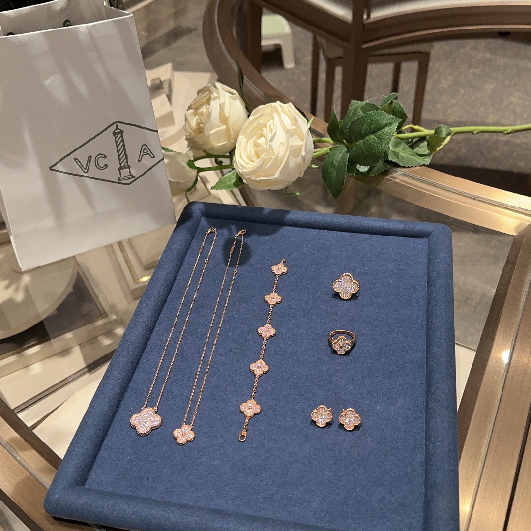 Van Cleef & Arpels Vintage Alhambra NECKLACES& PENDANTS