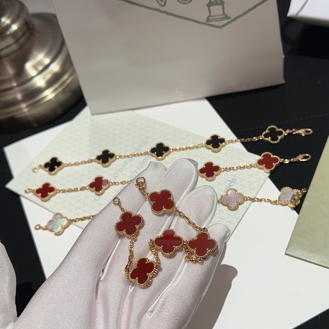 Van Cleef & Arpels Vintage Alhambra NECKLACES& PENDANTS