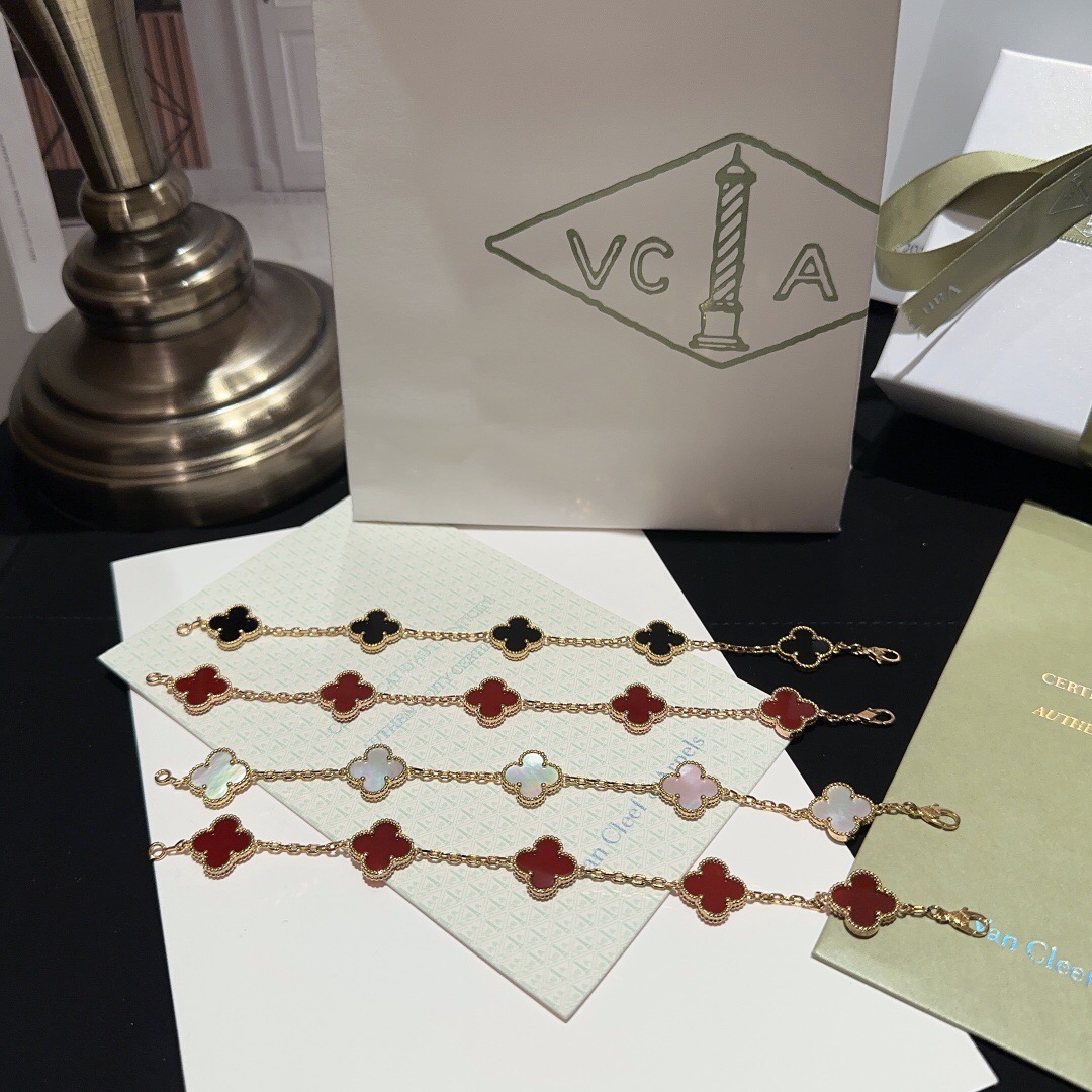 Van Cleef & Arpels Vintage Alhambra NECKLACES& PENDANTS