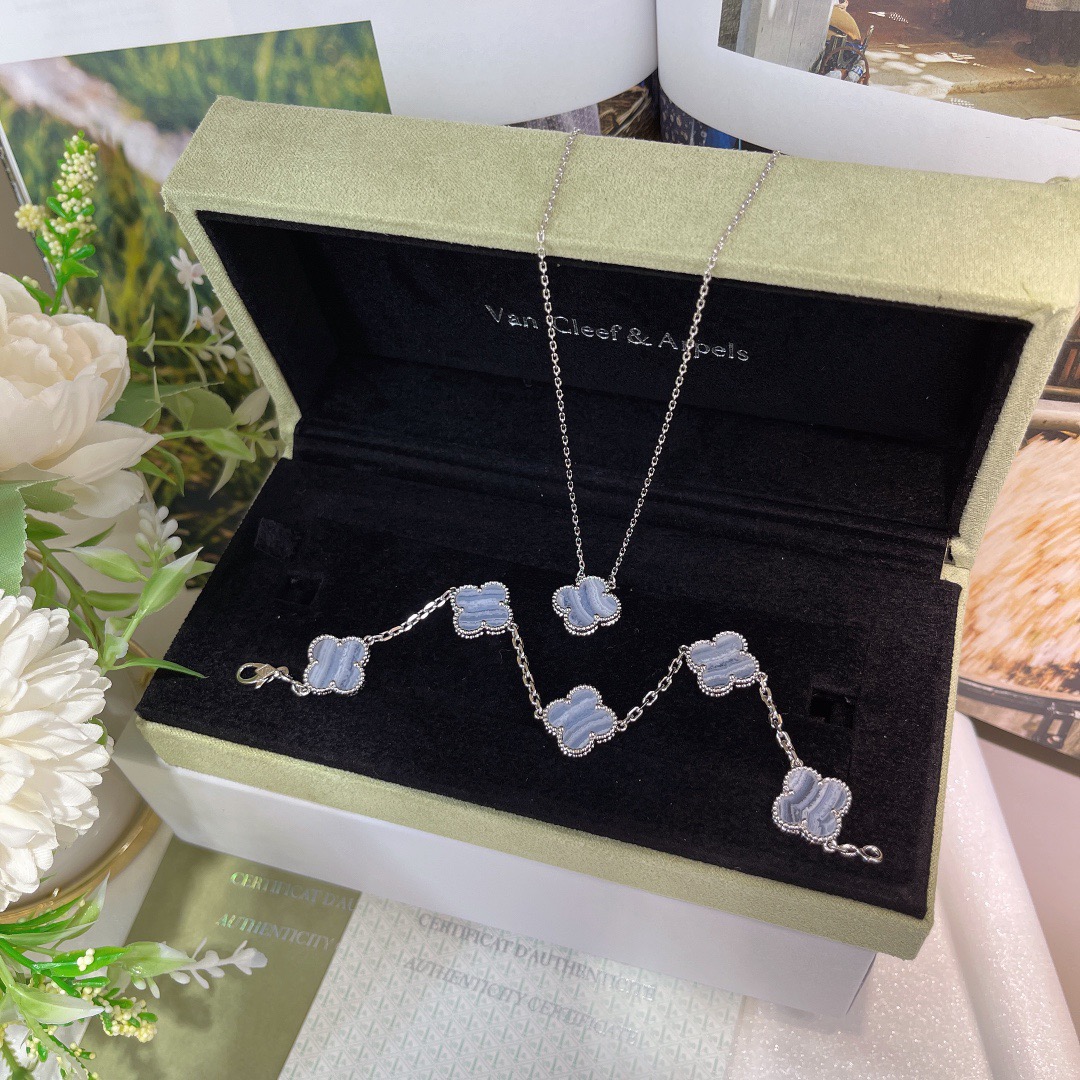 Van Cleef & Arpels Vintage Alhambra NECKLACES& PENDANTS