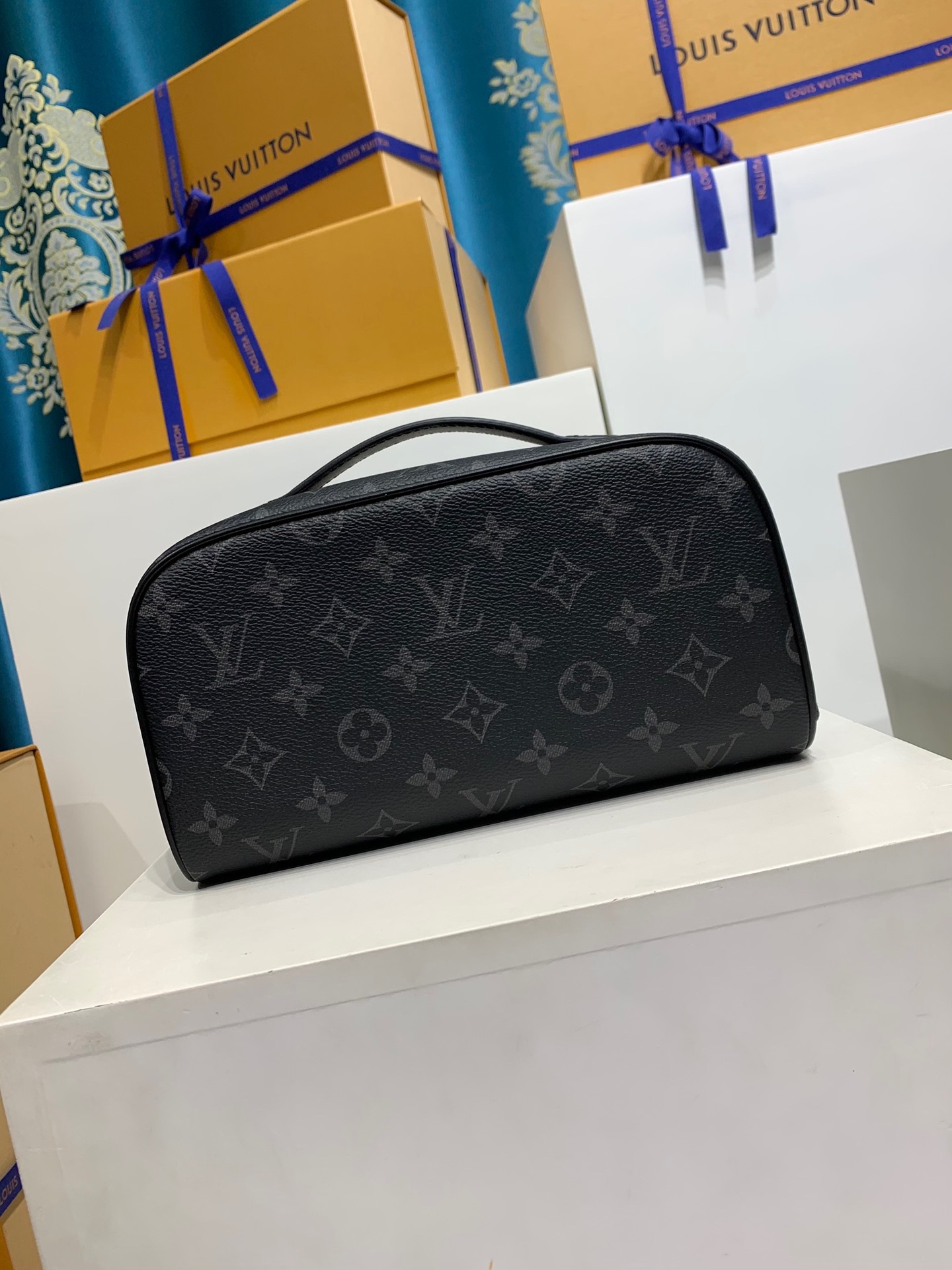 LOUIS VUITTON M11508 Toiletry Bag