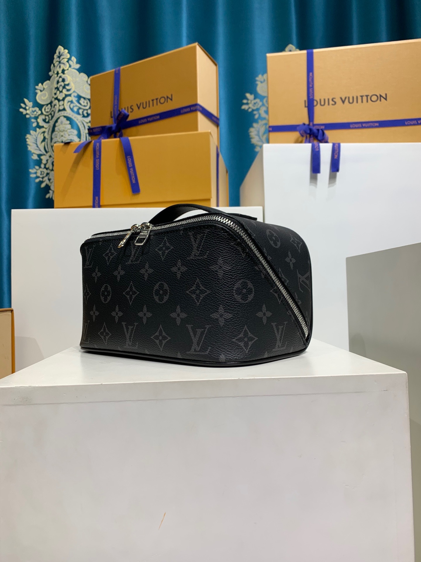 LOUIS VUITTON M11508 Toiletry Bag