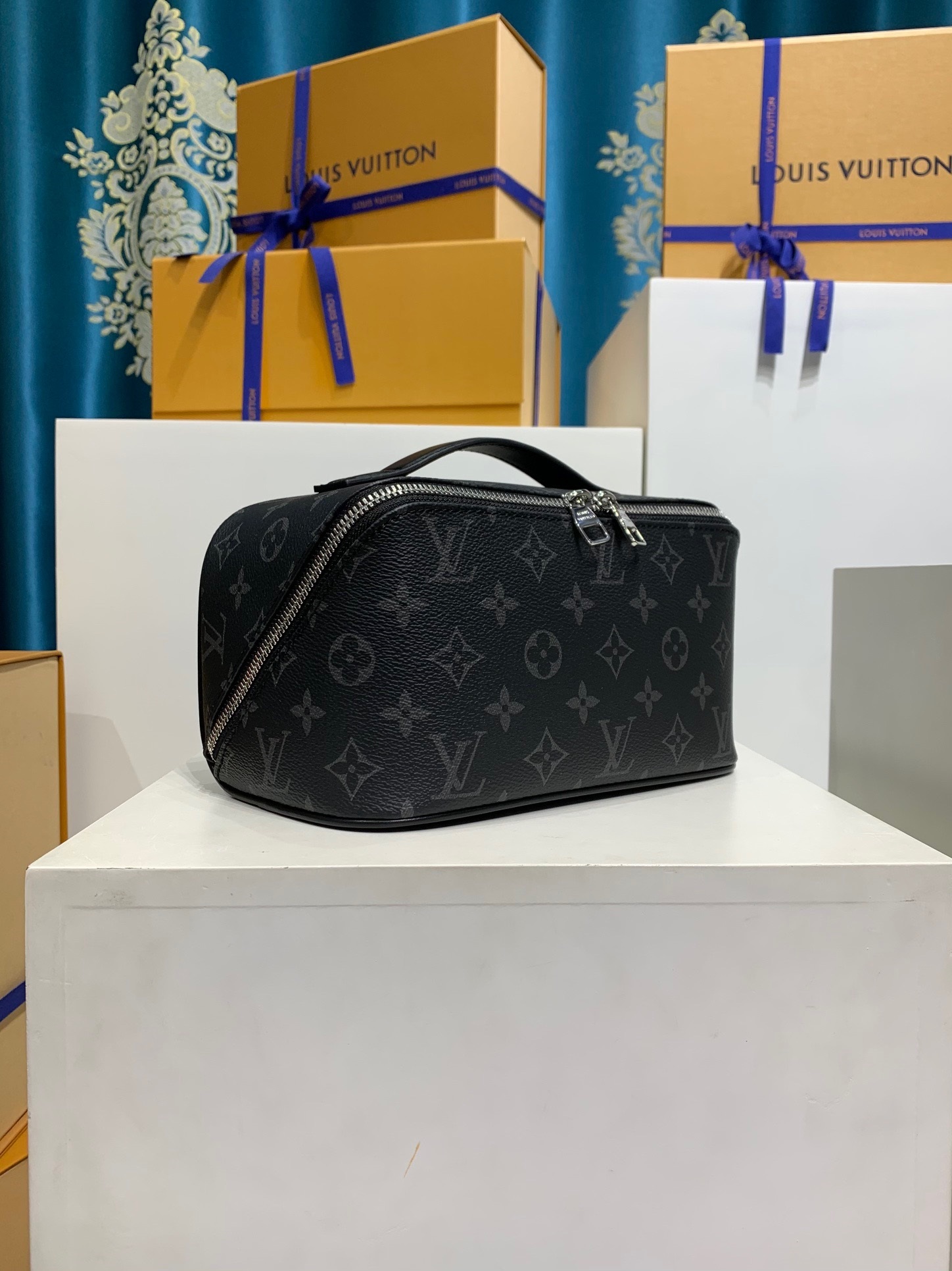 LOUIS VUITTON M11508 Toiletry Bag