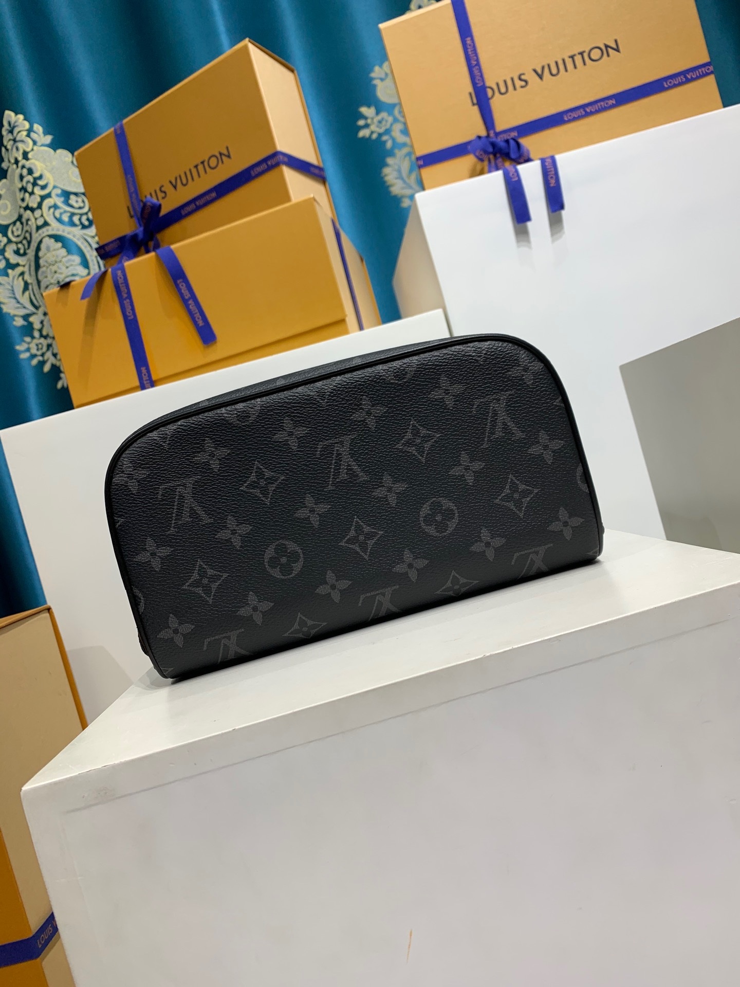 LOUIS VUITTON M11508 Toiletry Bag