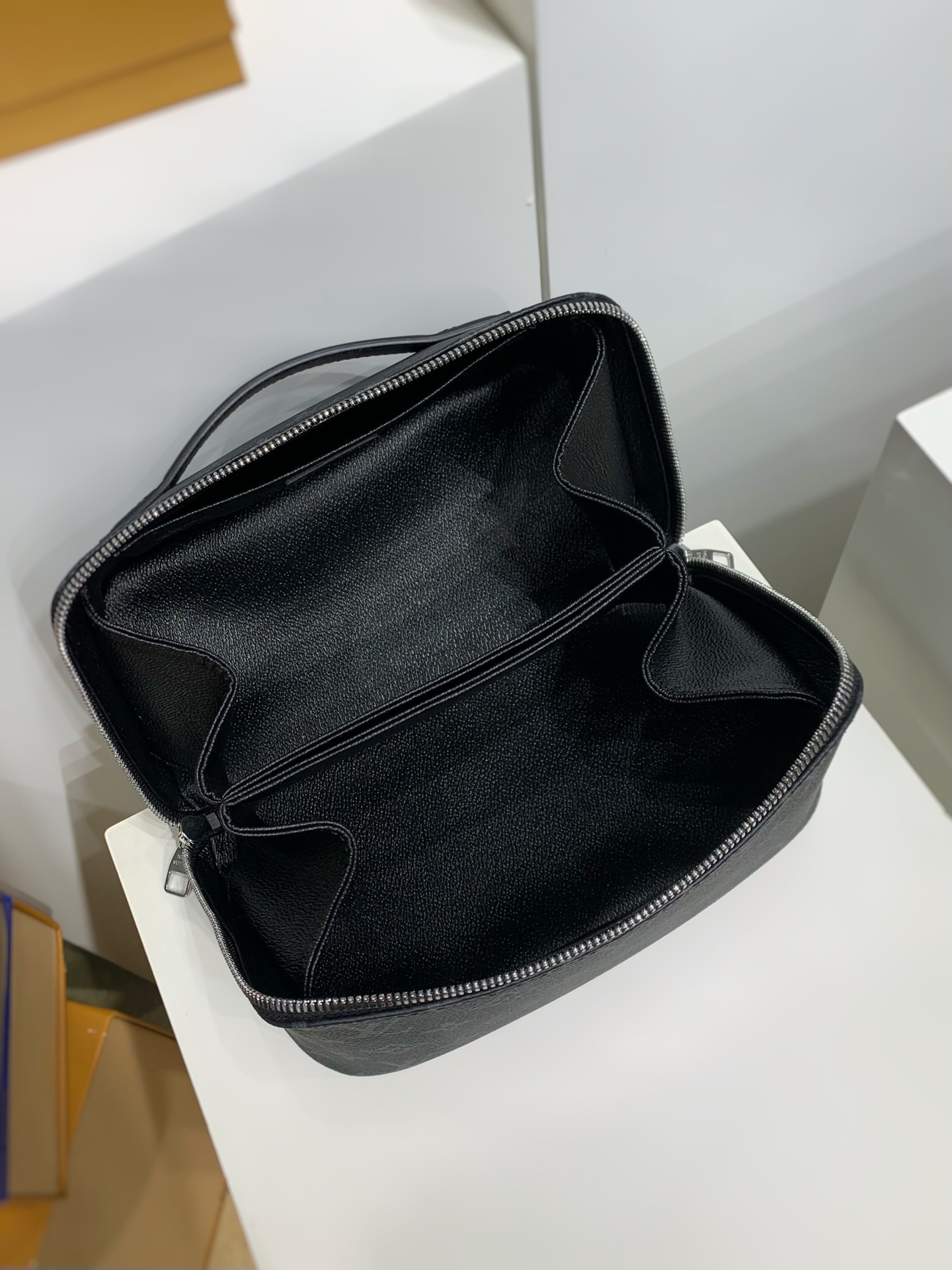 LOUIS VUITTON M11508 Toiletry Bag