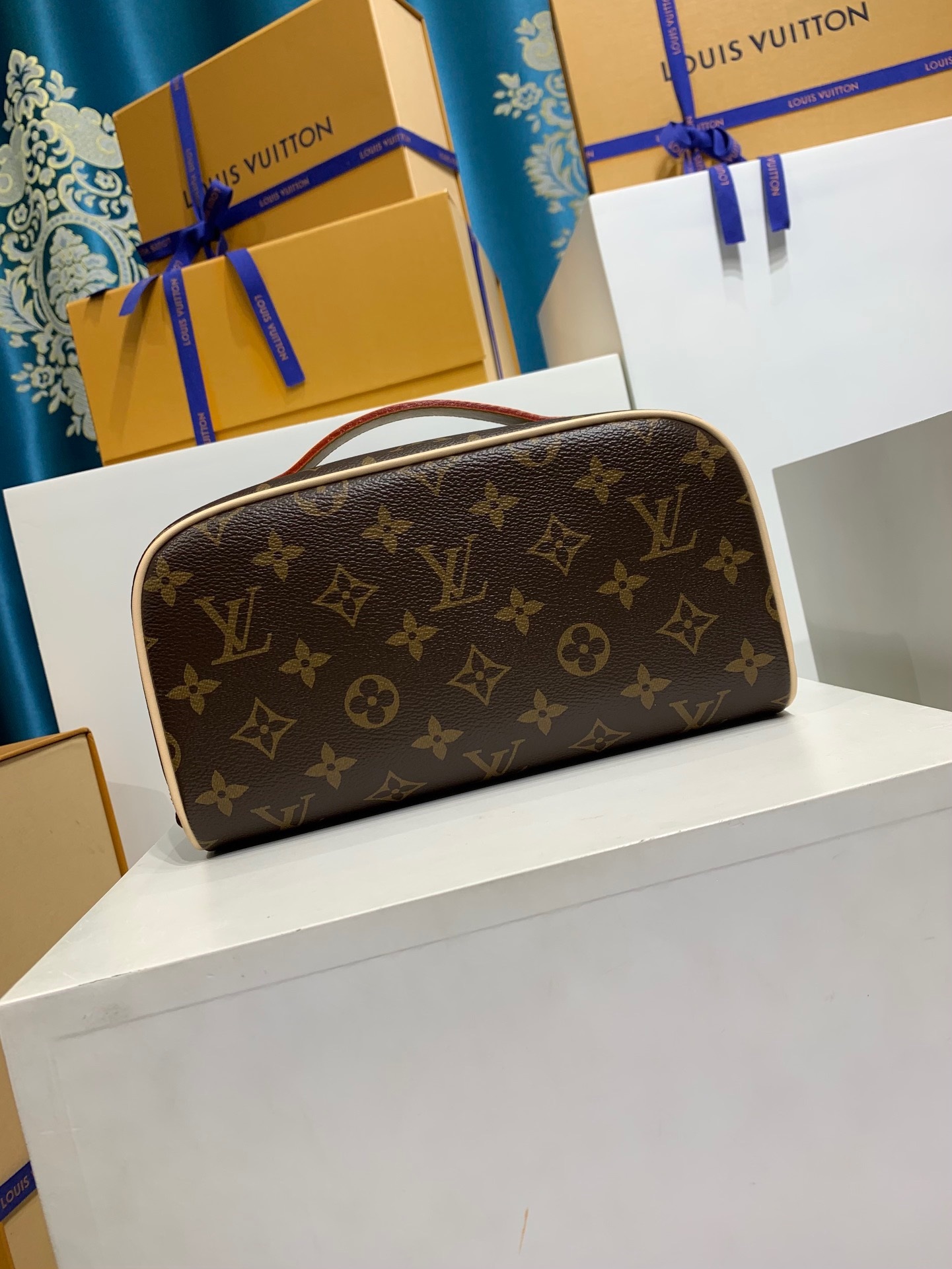 LOUIS VUITTON Toiletry Bag M11750