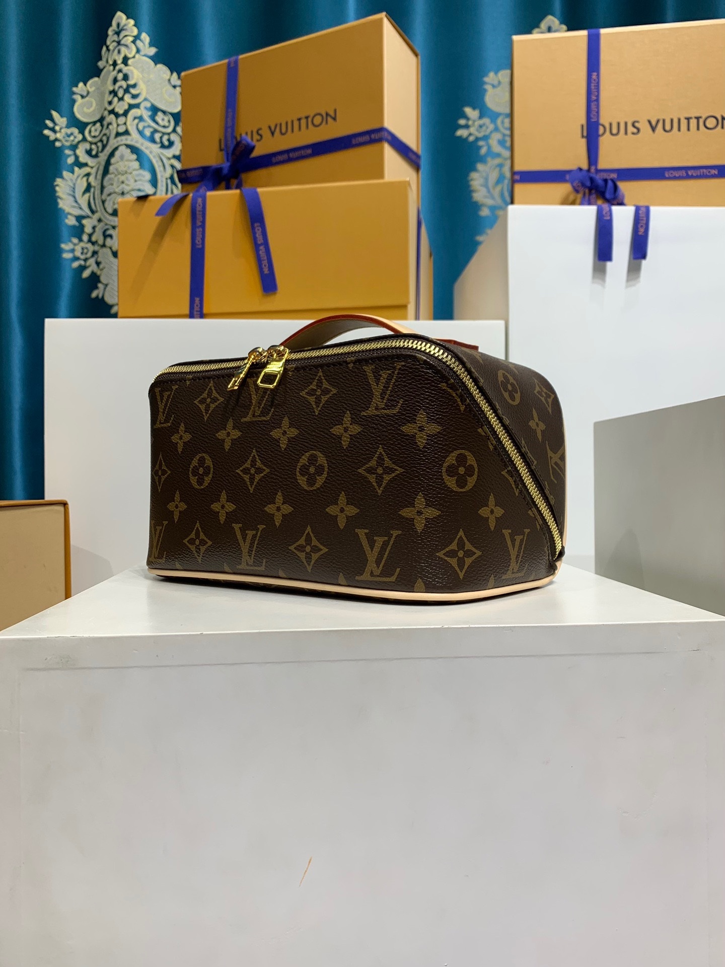 LOUIS VUITTON Toiletry Bag M11750