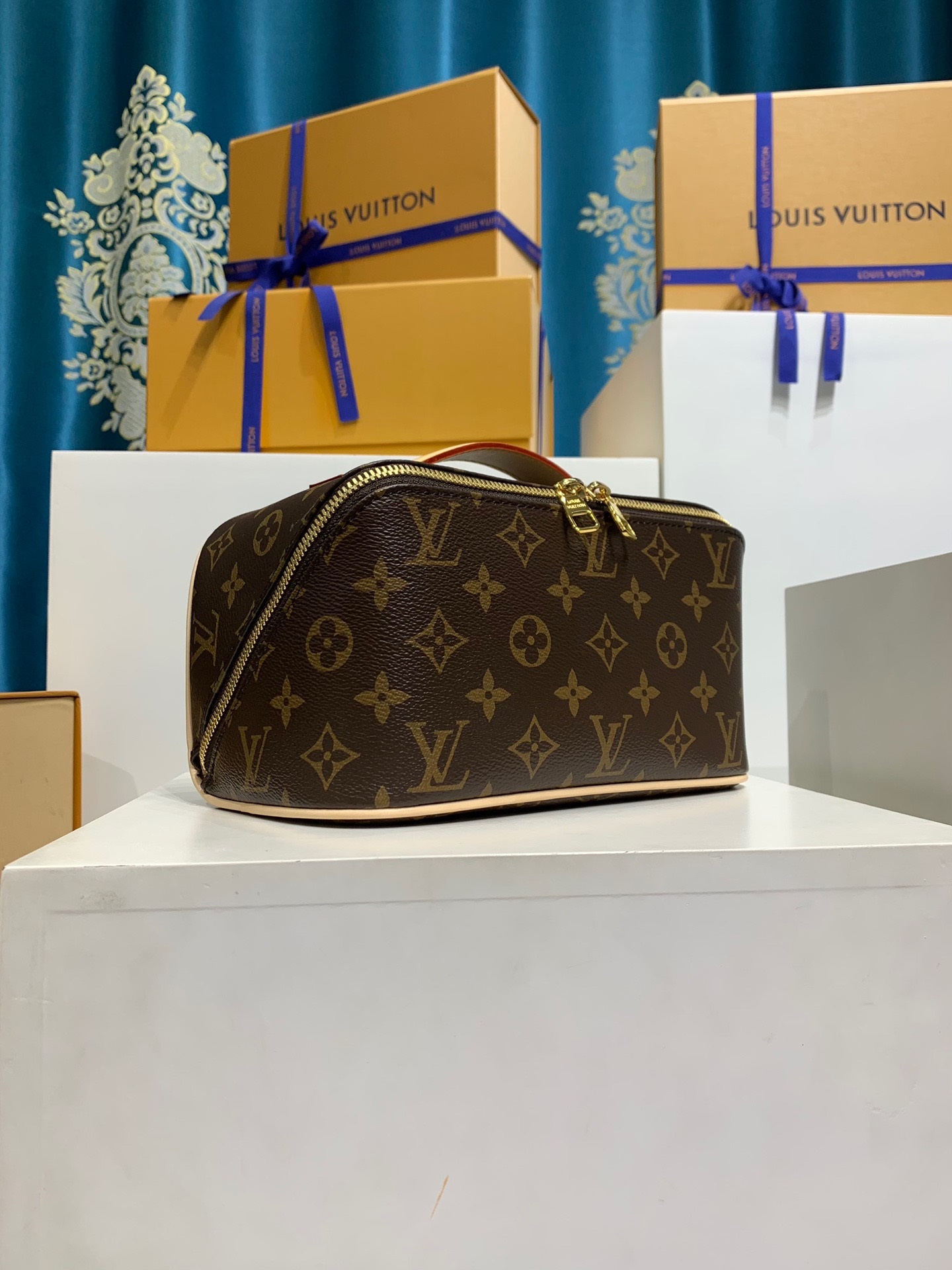 LOUIS VUITTON Toiletry Bag M11750