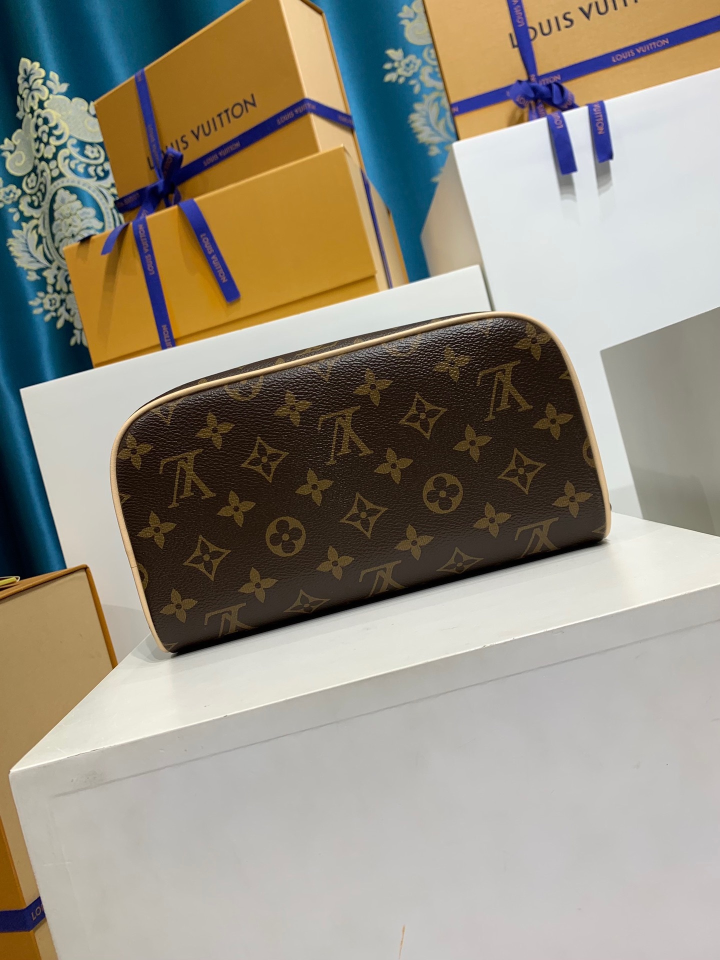 LOUIS VUITTON Toiletry Bag M11750