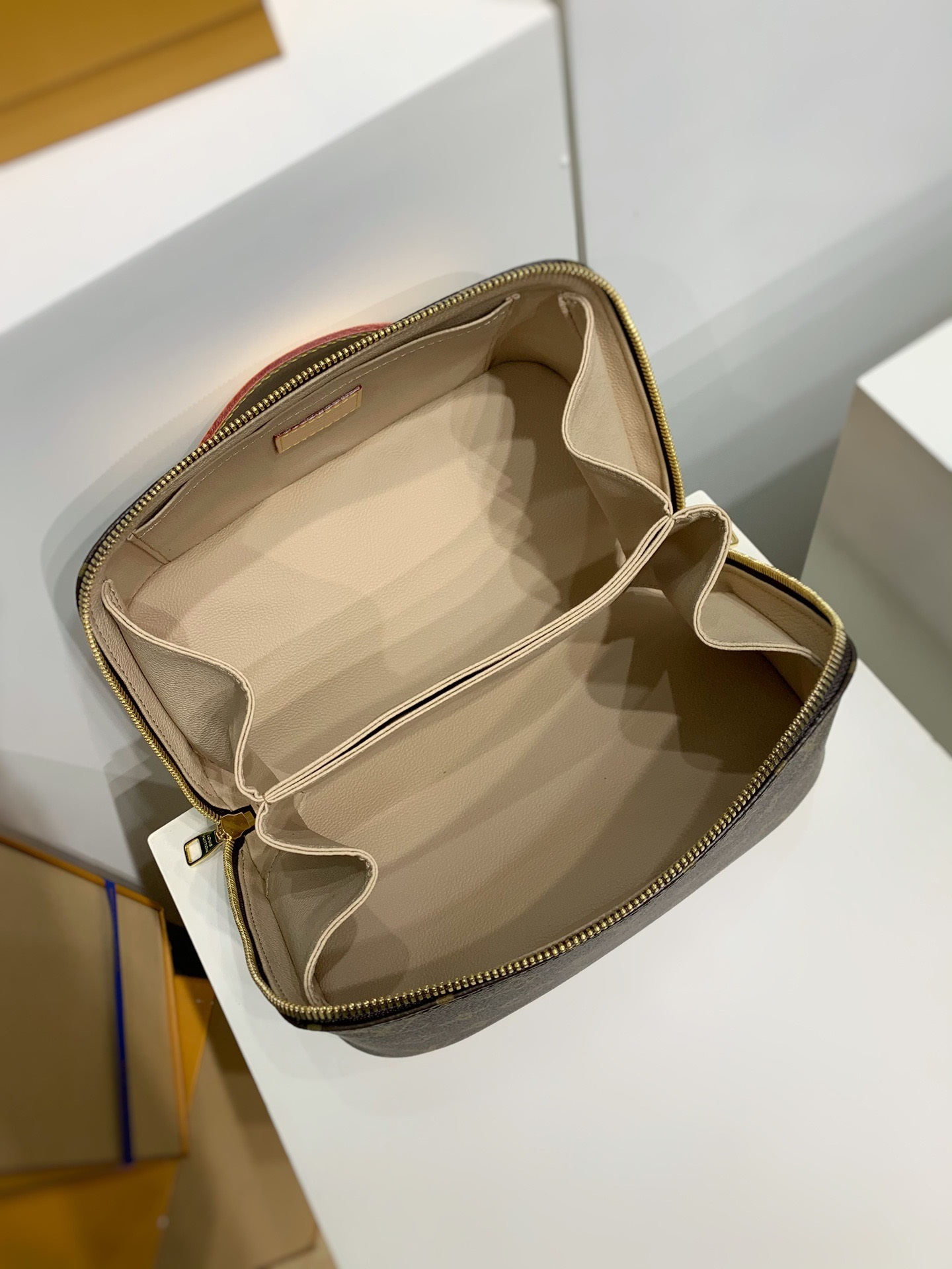 LOUIS VUITTON Toiletry Bag M11750