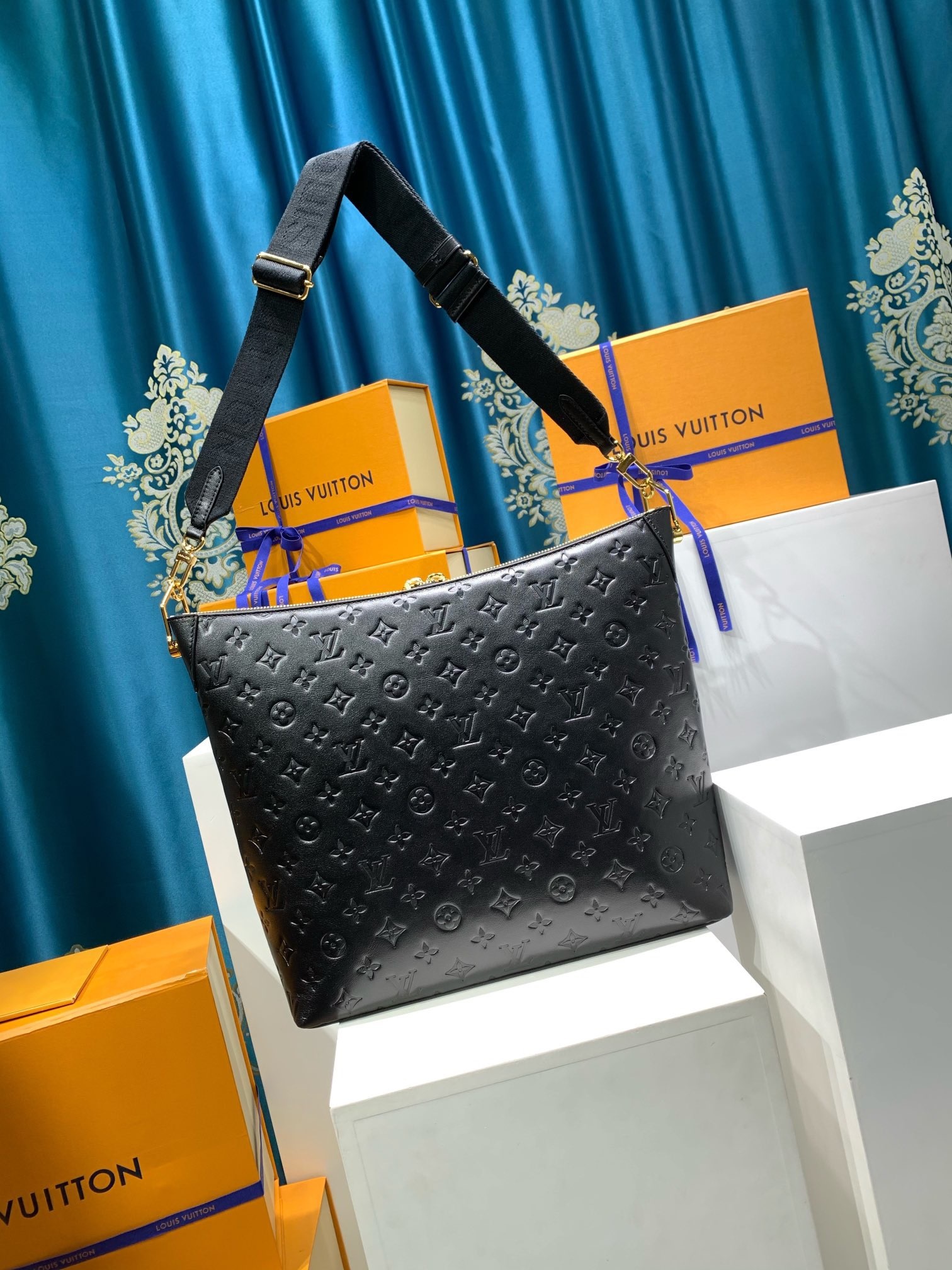 LOUIS VUITTON M12068 Coussin MM Hobo Bag