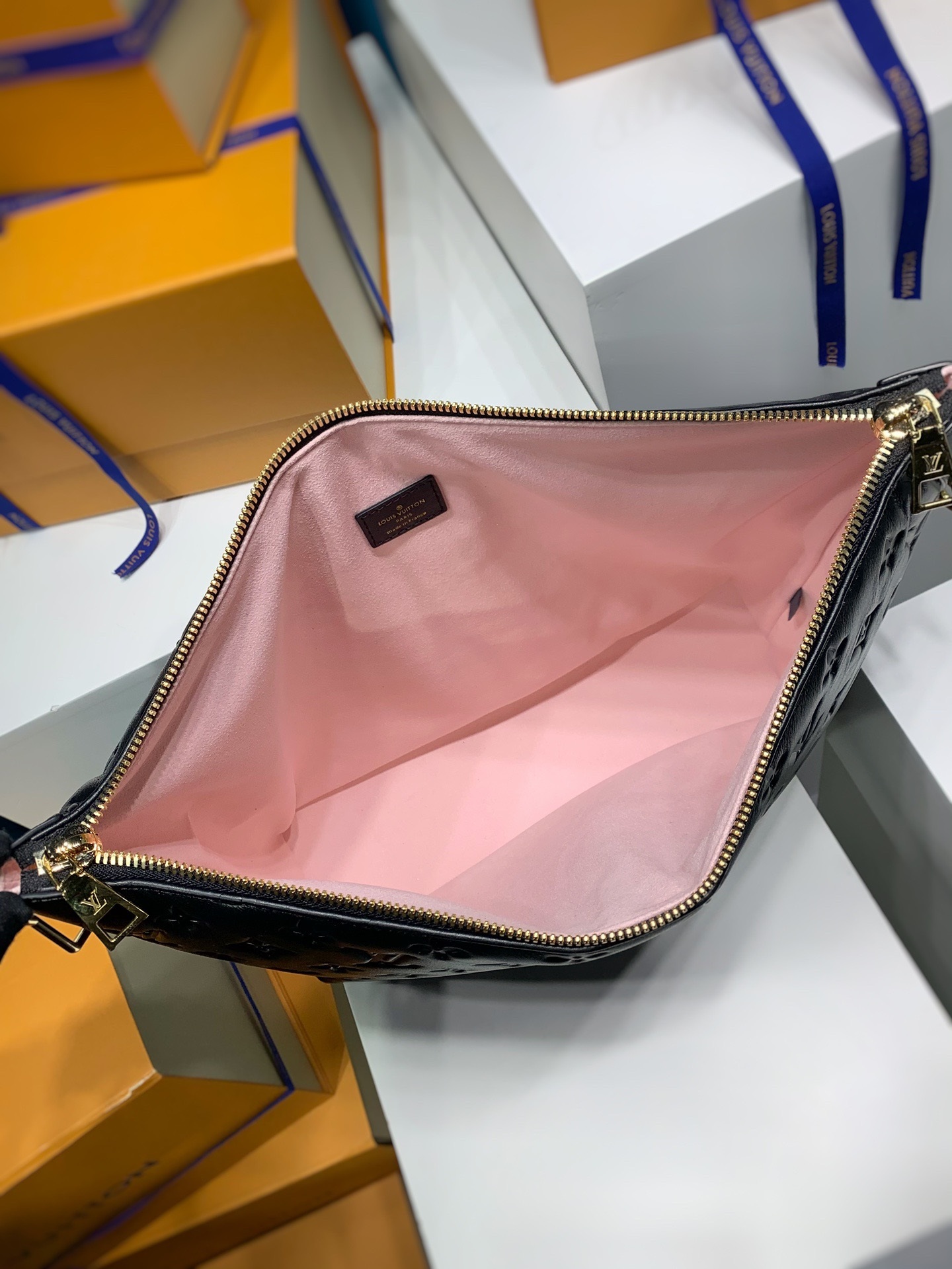 LOUIS VUITTON M12068 Coussin MM Hobo Bag