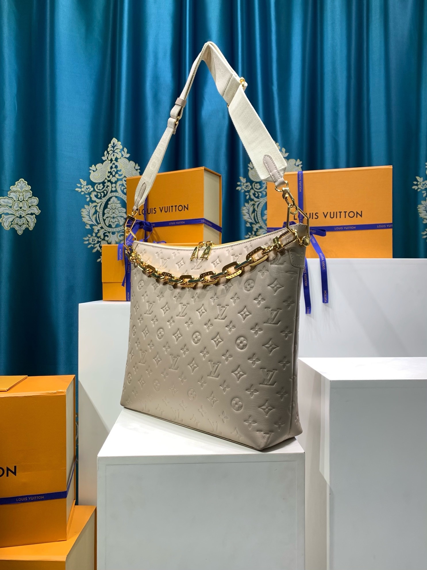 LOUIS VUITTON Coussin MM Hobo Bag M12071