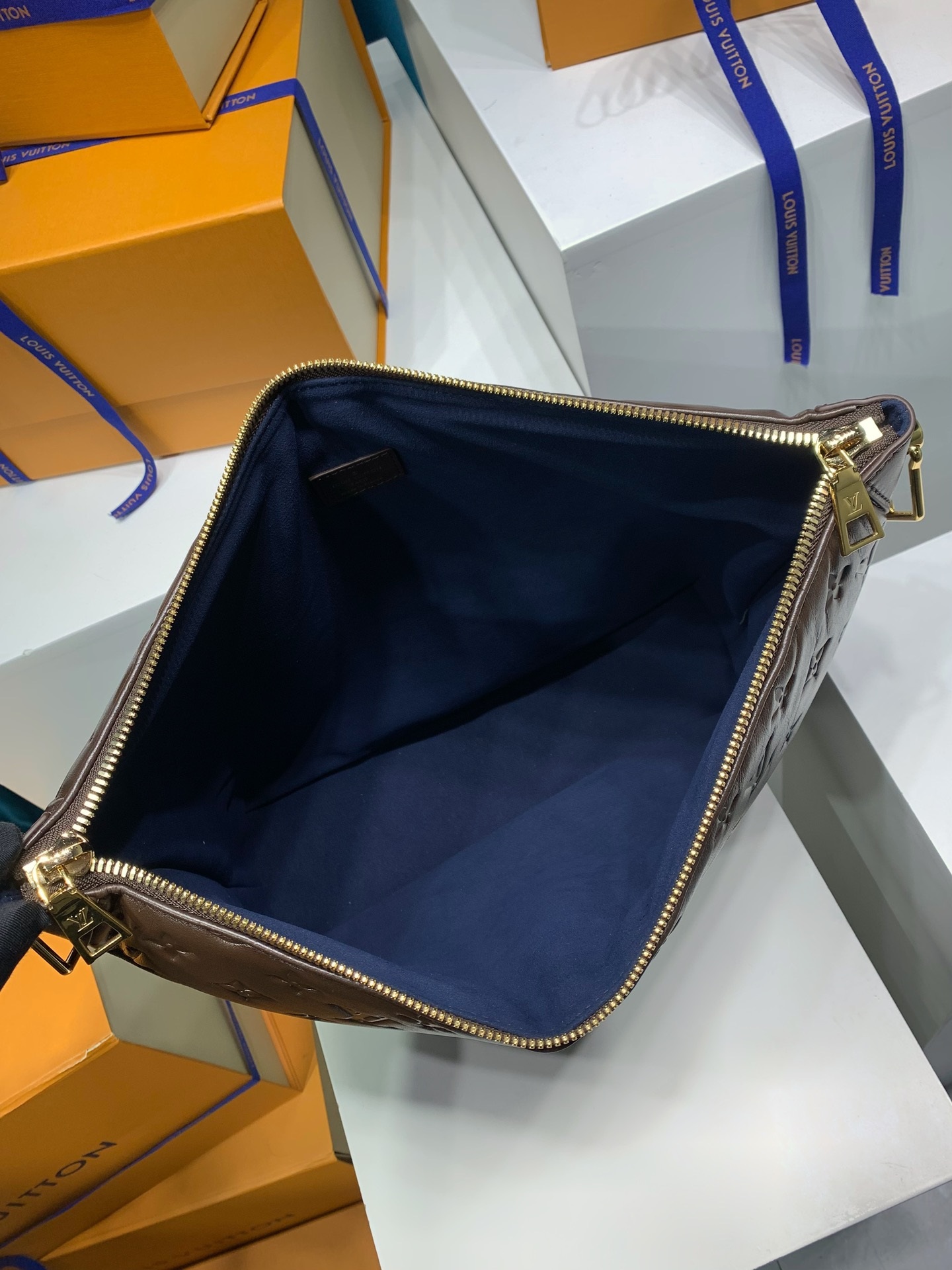 LOUIS VUITTON M12072 Coussin Hobo MM
