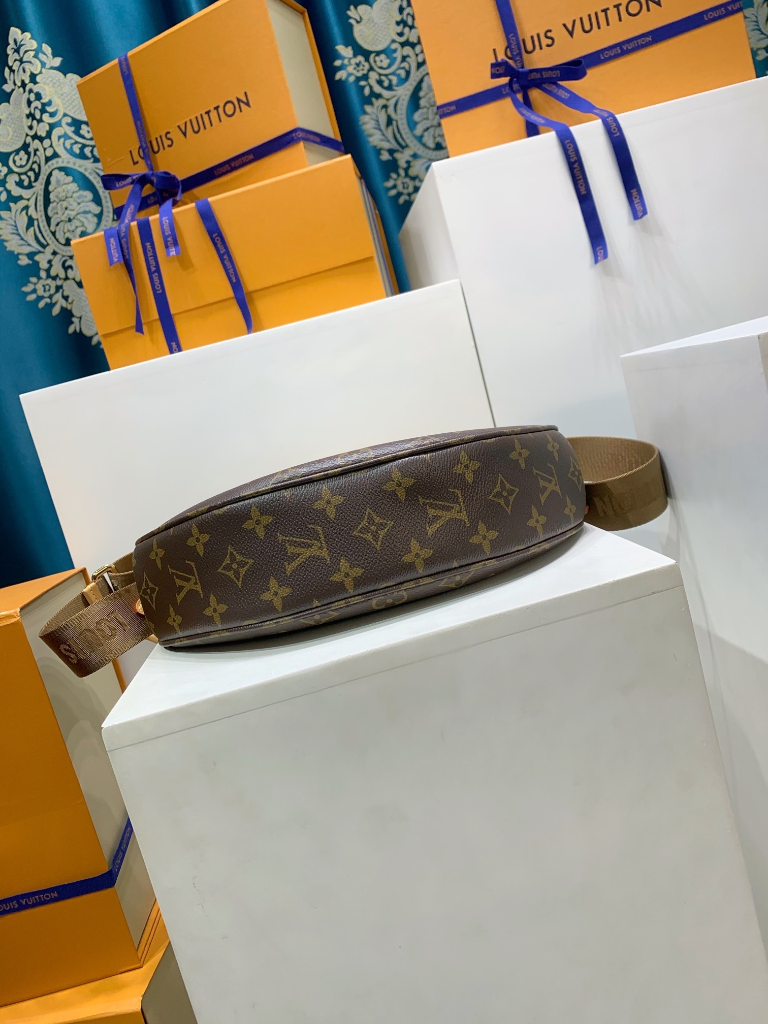 LOUIS VUITTON M12939 Looping