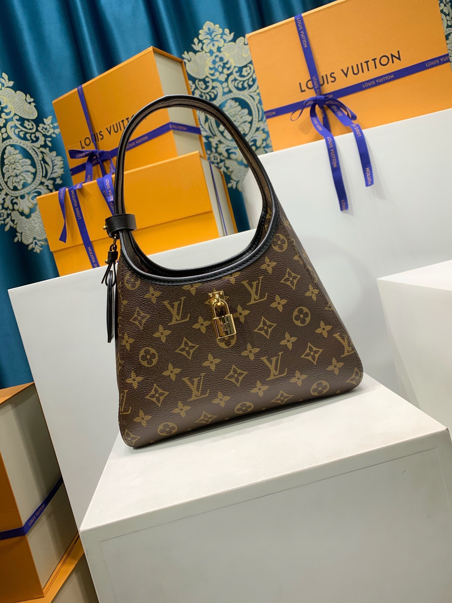 LOUIS VUITTON M12940 The Drop