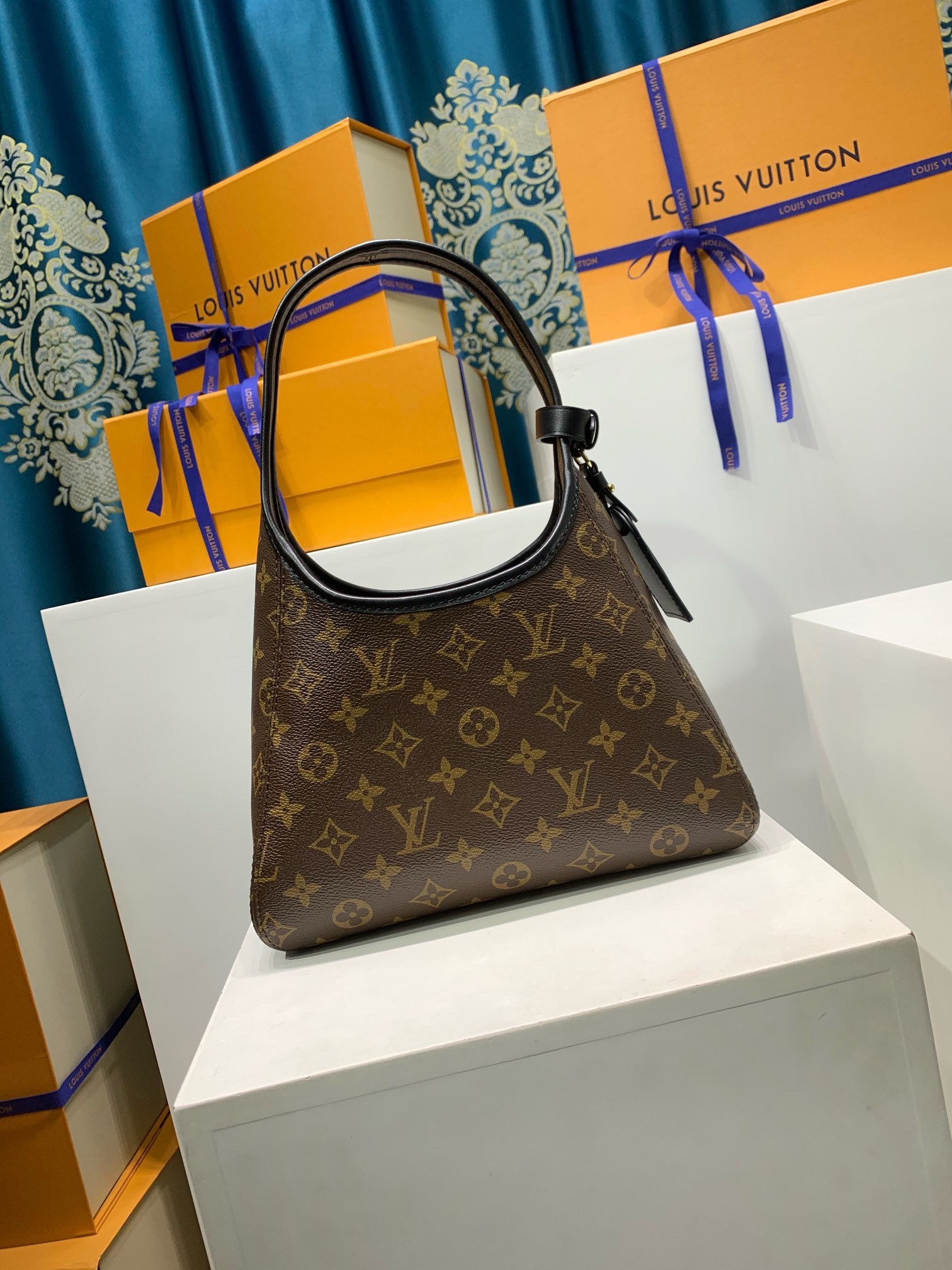 LOUIS VUITTON M12940 The Drop